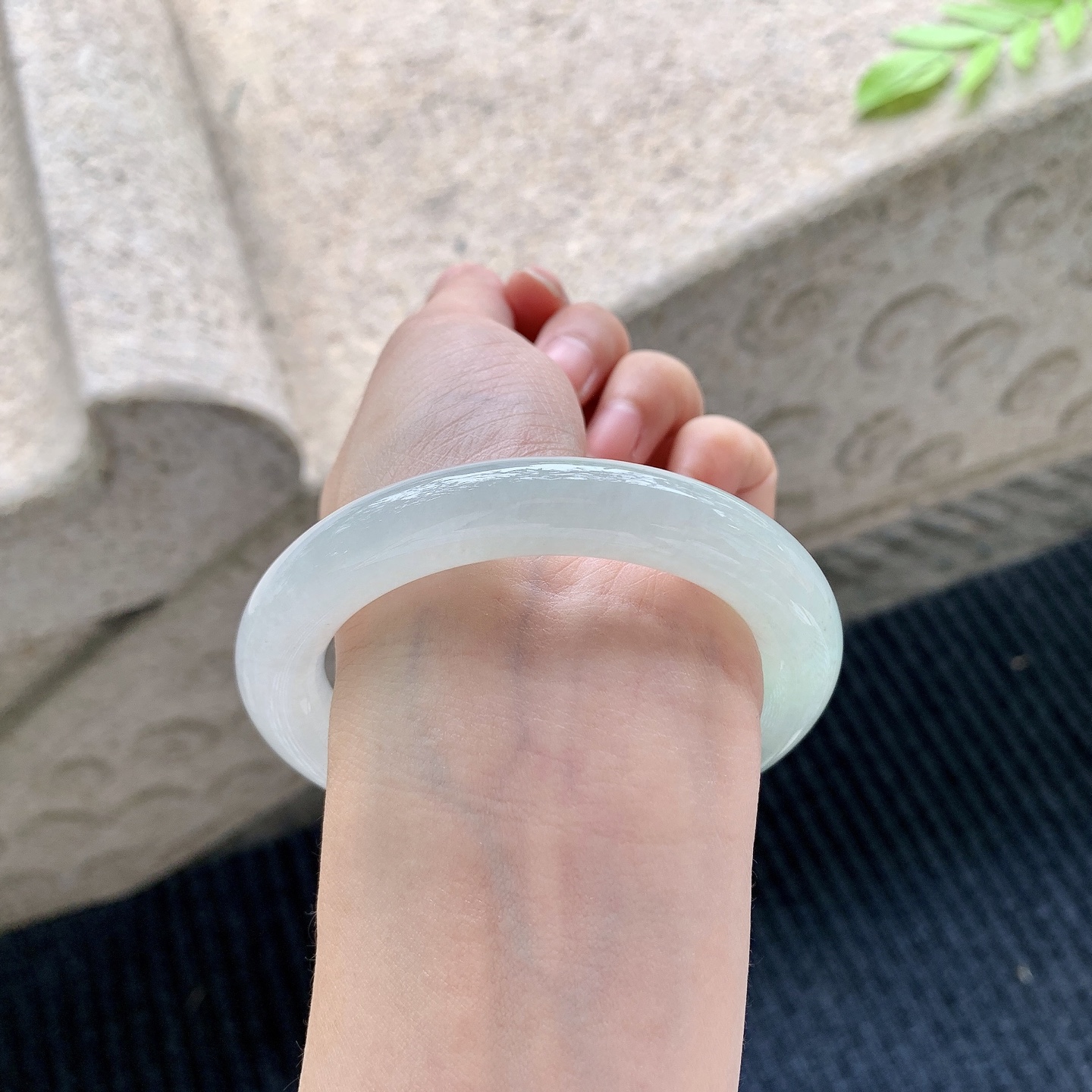 圆条55 56 【圈口】56.9/11.1/10.9 【编码】BA051361 【描述】糯冰飘绿，水润，种老，细腻，有棉纹