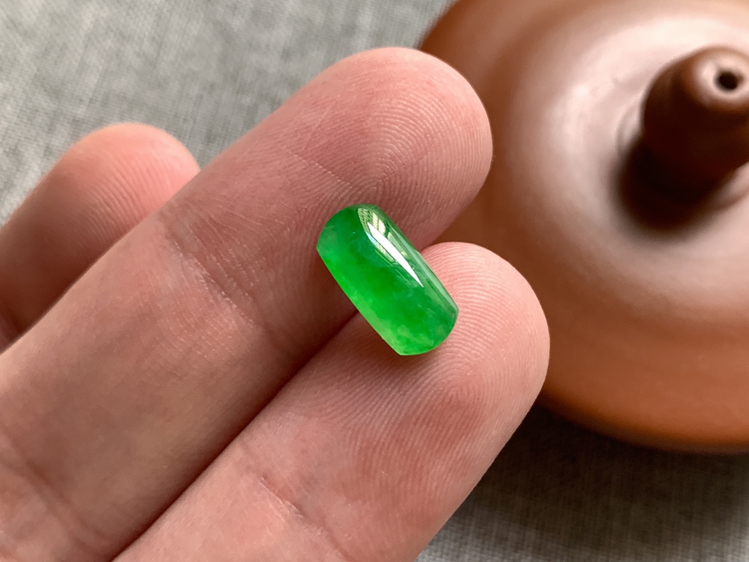 ️ 冰种阳绿马鞍，色泽青翠漂亮，起光感行家货，无裂，尺寸12.6/6.2/4