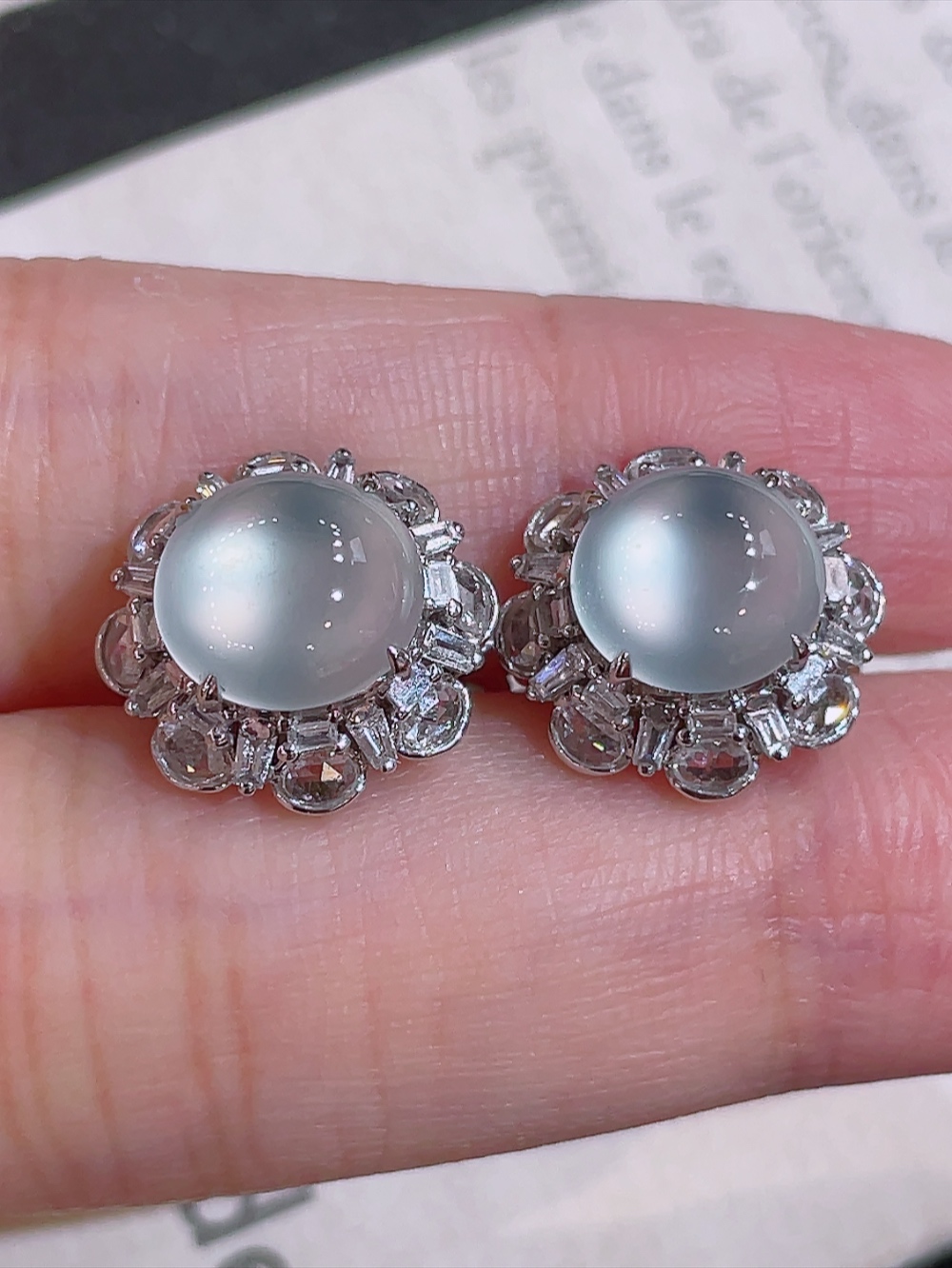 ️高冰玻璃种大鸽子蛋耳包，无裂，18k金镶嵌，种水，重金镶嵌，南非钻镶，厚装饱满，荧光四射，刚性十足，高端大气，性比高13.5/13.0/8.8，裸石8.6/8.2