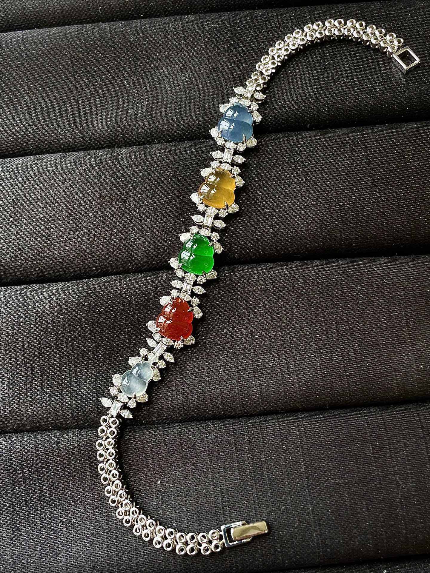 ️，多宝葫芦手链，色辣，18k金镶嵌，饱满水润，，裸石尺寸8/7.5/4，编码0426好数字