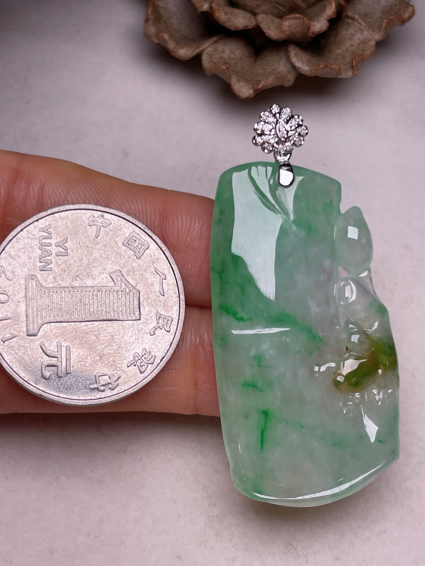 ️ 18k金镶节节高升，冰糯种俏色，无裂，一手货源裸石尺寸43.3/23.5/5.2整体长50