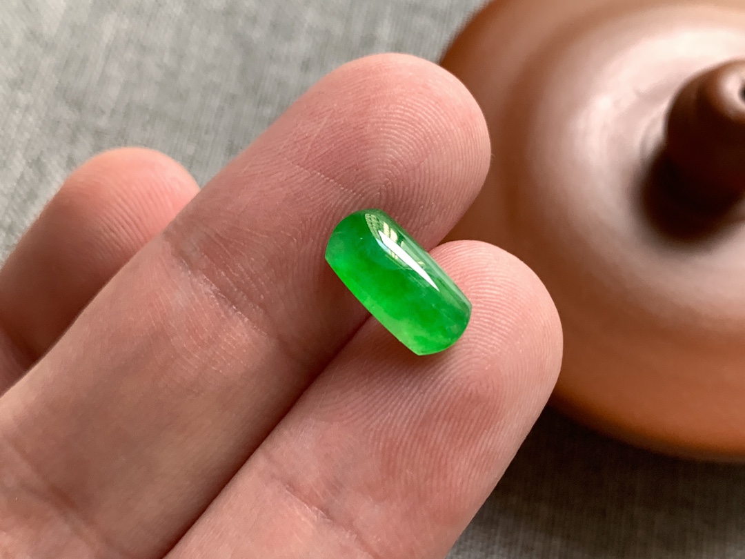 ️ 冰种阳绿马鞍，色泽青翠漂亮，起光感行家货，无裂，尺寸12.6/6.2/4