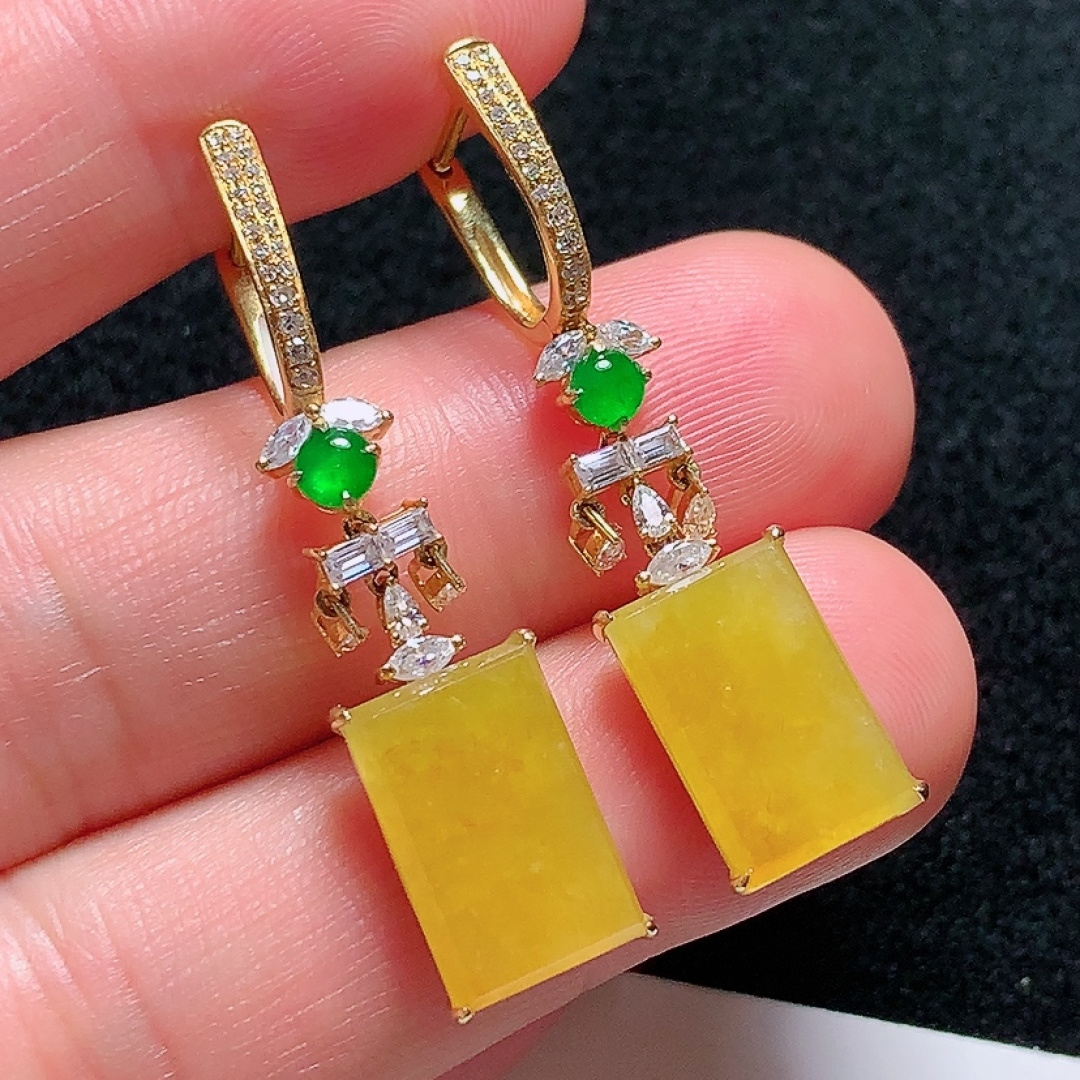 ️18k金镶嵌冰种黄翡无事牌耳坠，种老水头好，又冰又润，饱满无裂：40.2/8.8/4.5mm裸石：13.6/9/2.7mm，编号