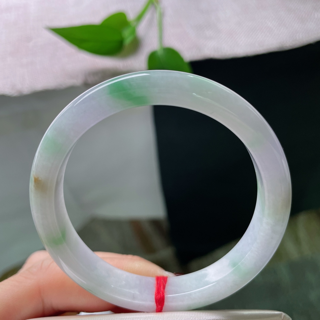 53/9.9/6.9，春带彩正圈，肉质细腻，条形秀气，佩戴轻盈无感，洒金，ss52020a