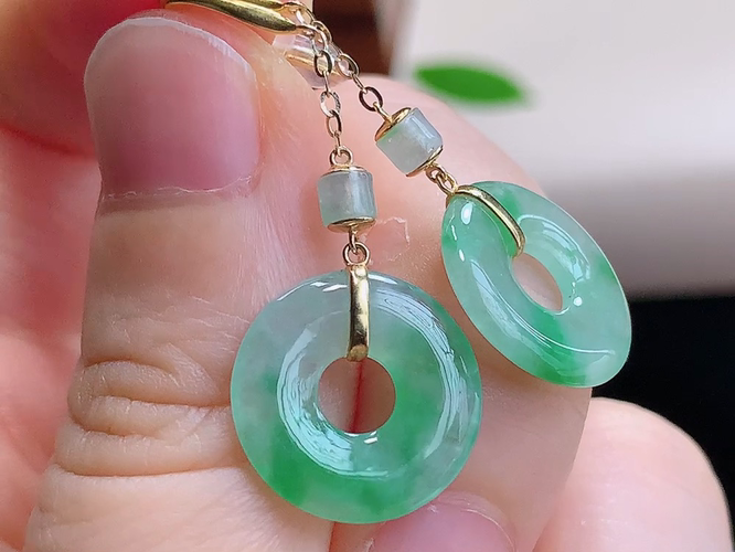 ️ 18K金伴钻飘绿甜甜圈耳环，尺寸37.7/14.4/2.4mm，包A附证书