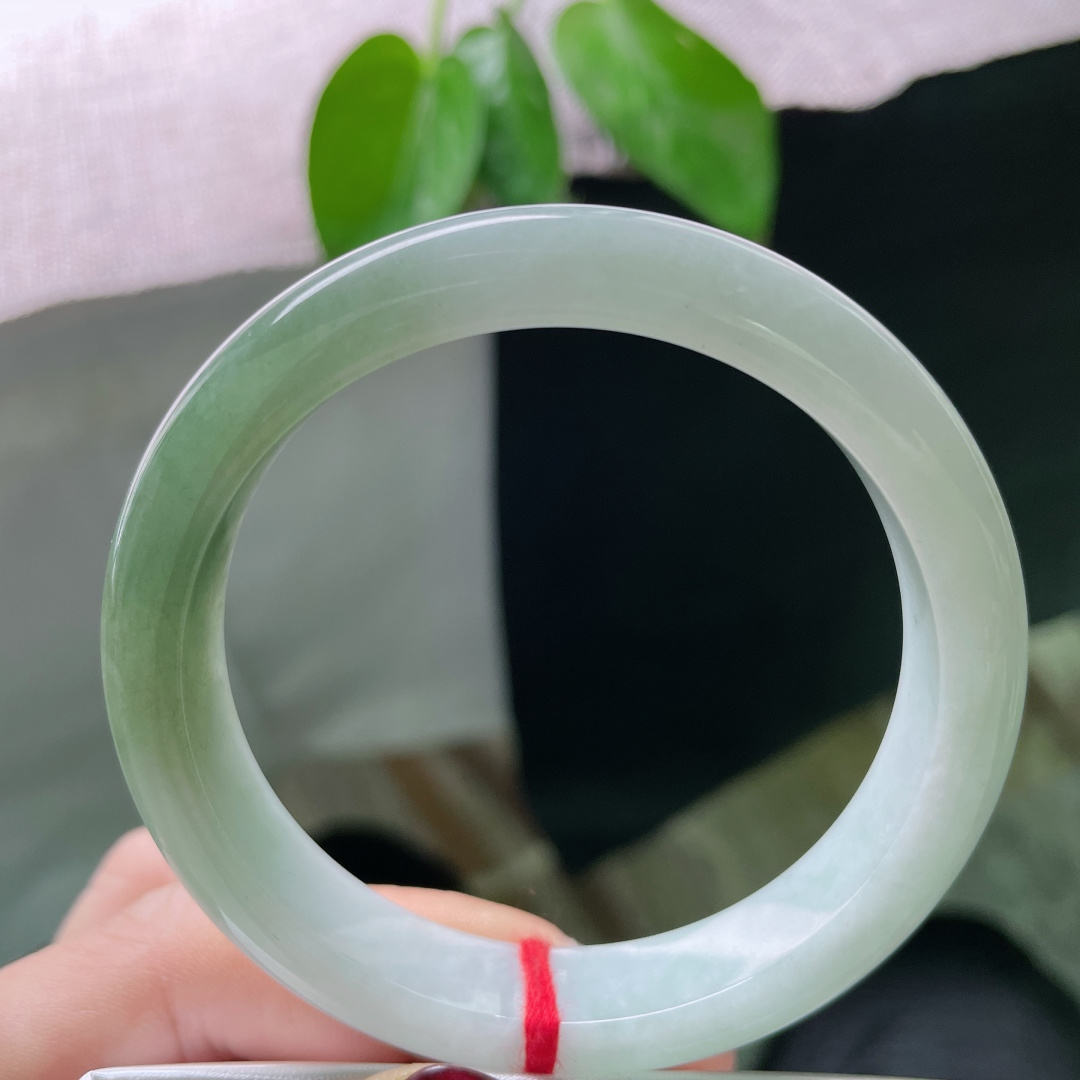 56.1/11.6/7.9，油绿底正圈，青白配色，撞色撩人，水润，细腻，无裂，ss49194a