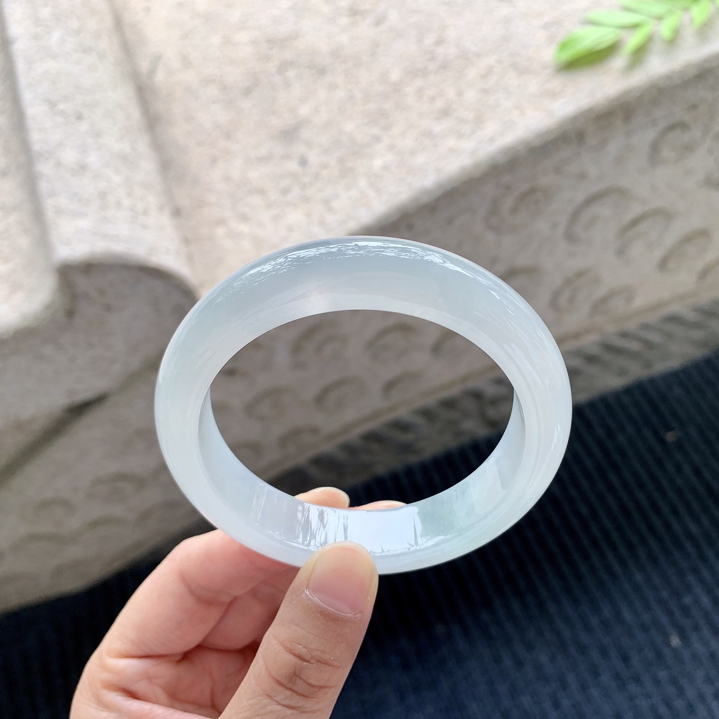 正圈55 56，圈口56.6/13/8.8，编码A1080961，描述：糯冰底色，水润，种老，细腻，无裂。