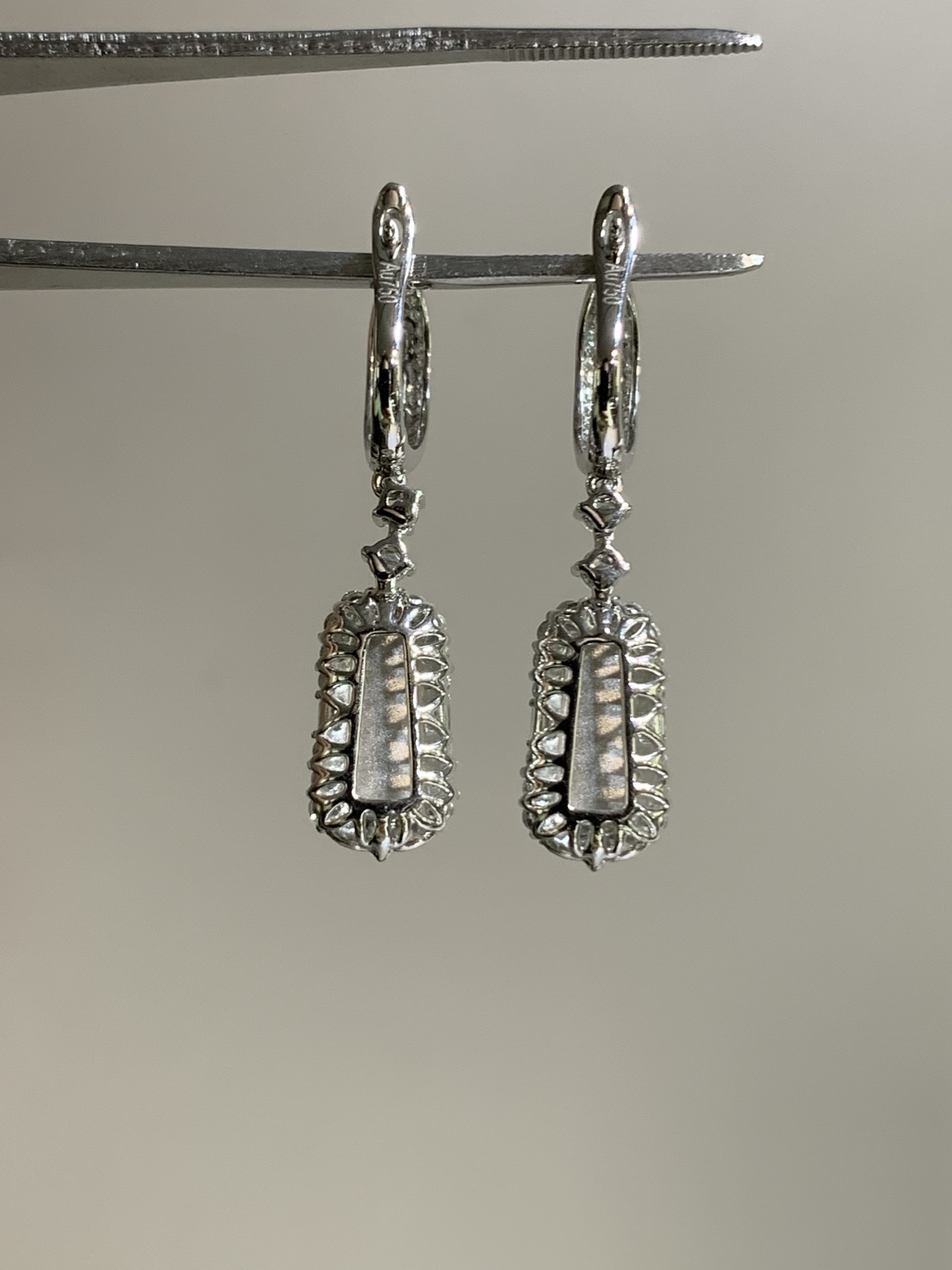 ️，18k金镶嵌马鞍耳坠，飘花灵动，种老细腻形体佳，尺寸：成品：33.4/7.6/5.8，裸石：10.2/4.4，c82426