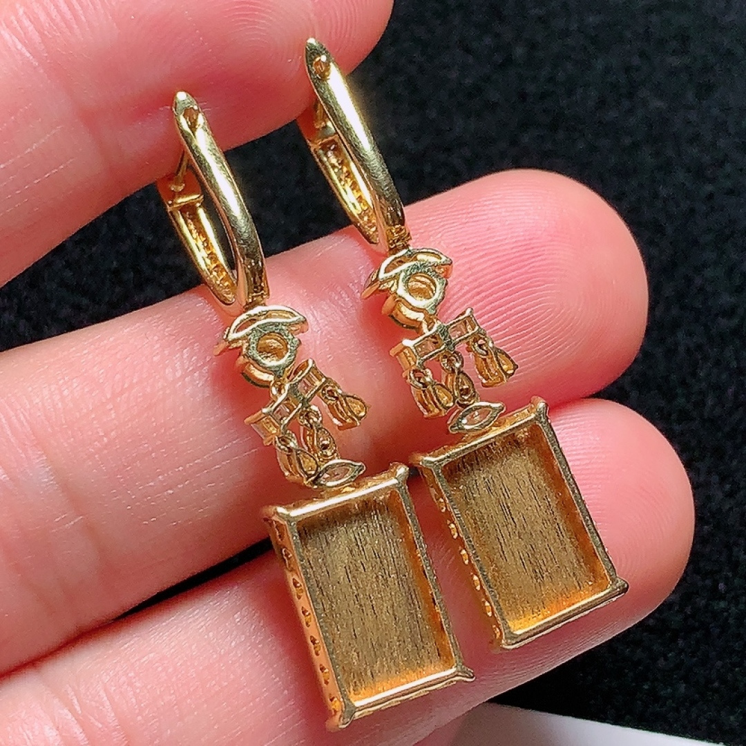 ️18k金镶嵌冰种黄翡无事牌耳坠，种老水头好，又冰又润，饱满无裂：40.2/8.8/4.5mm裸石：13.6/9/2.7mm，编号