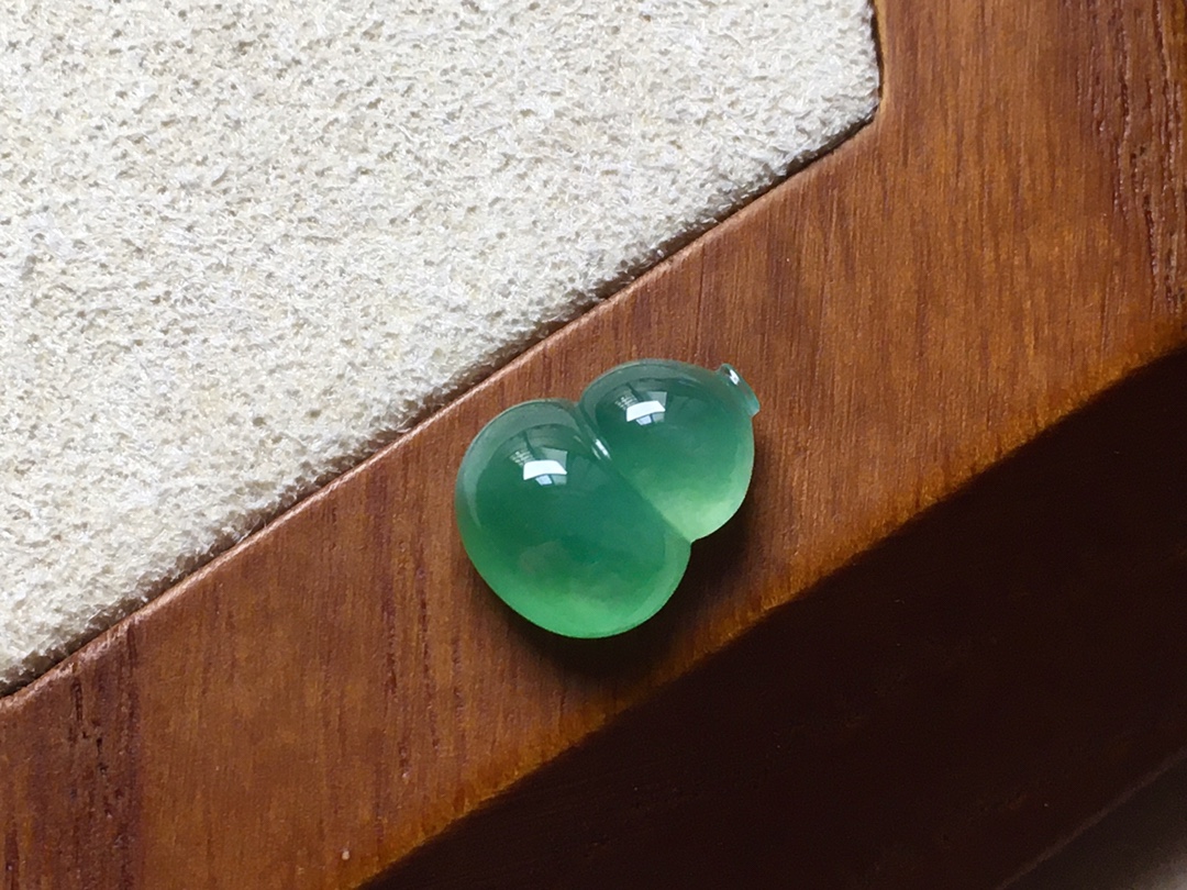 ️ 冰绿葫芦，底色青翠漂亮，厚实讨喜，无裂，尺寸10.8/8.2/4.5