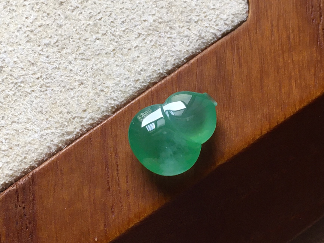 ️ 冰绿葫芦，底色青翠漂亮，厚实讨喜，无裂，尺寸10.8/8.2/4.5