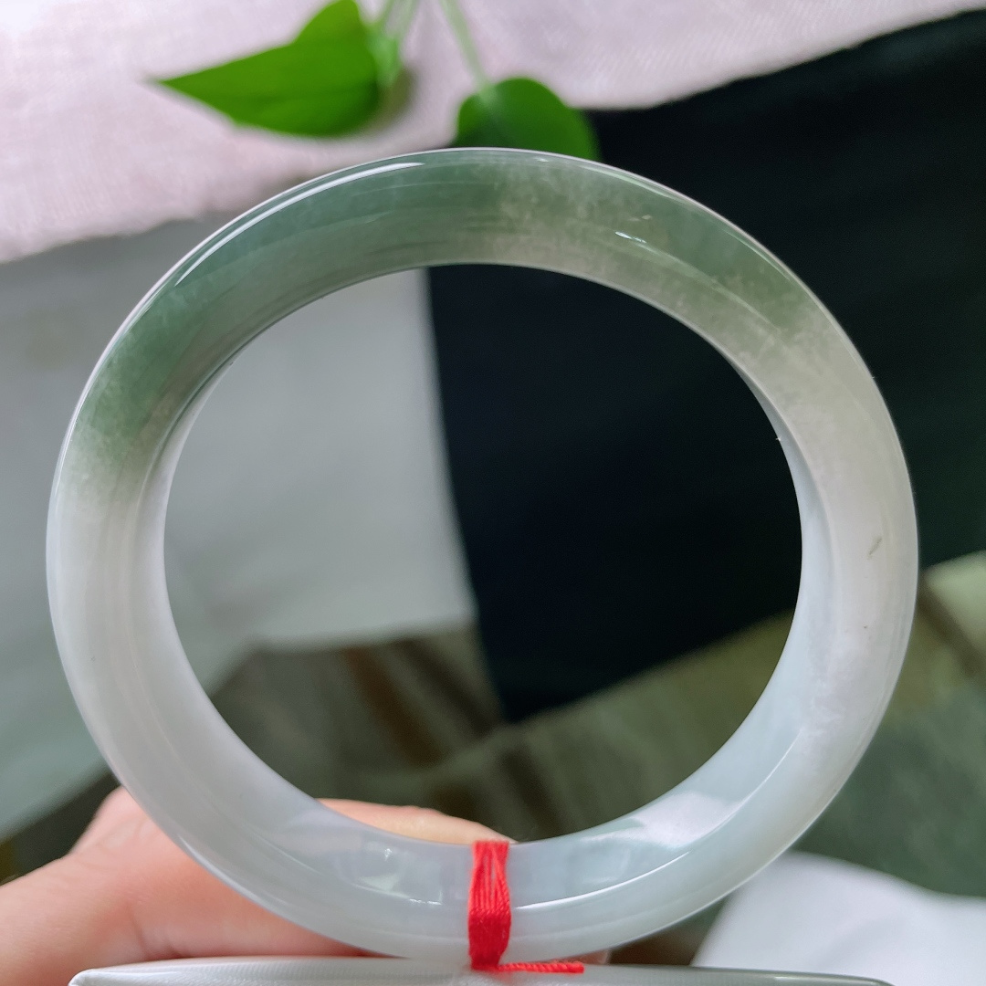 57.4/11/7.6，油绿底正圈，青白配色，一缕月白，染就一身清辉。无裂，ss51571a