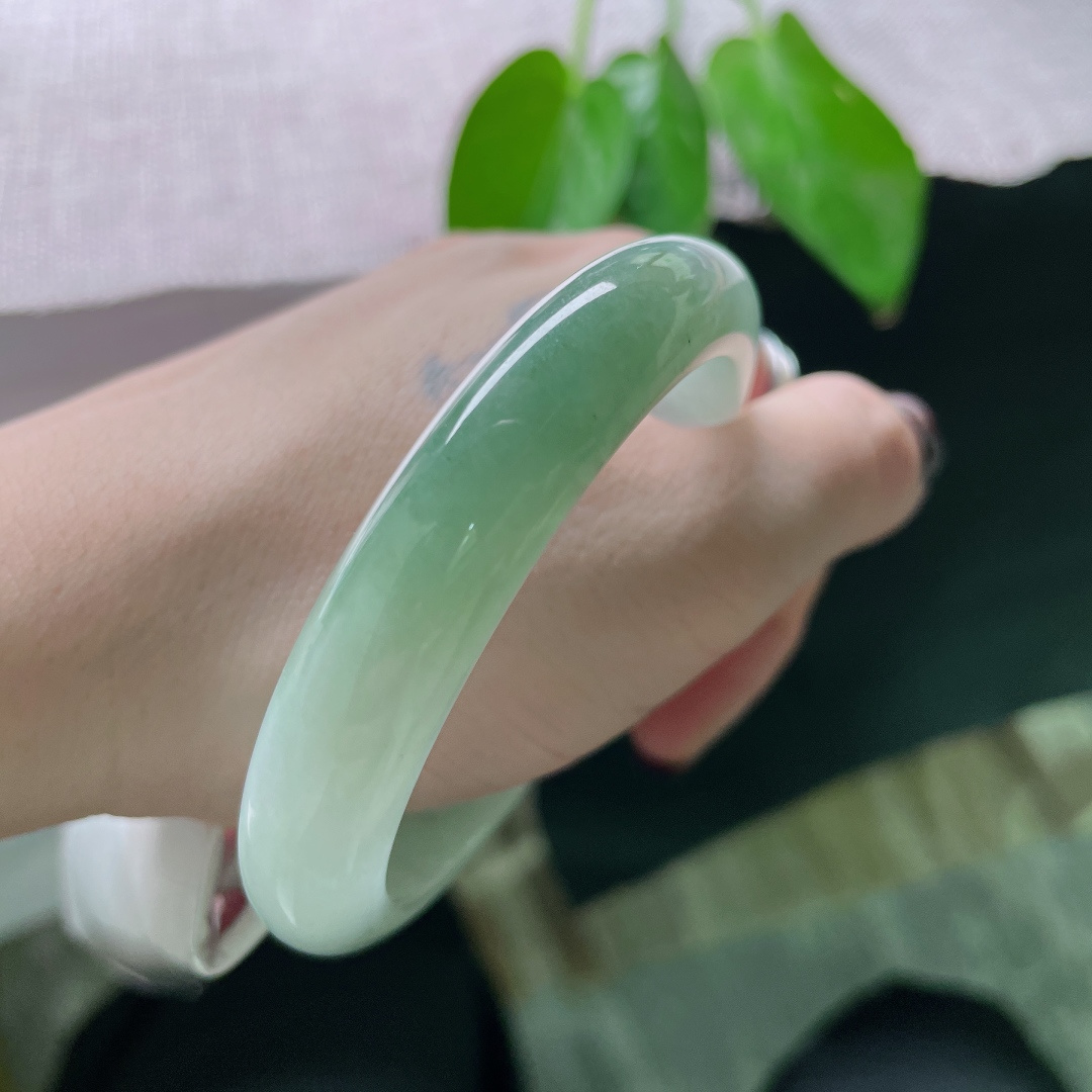 56.1/11.6/7.9，油绿底正圈，青白配色，撞色撩人，水润，细腻，无裂，ss49194a