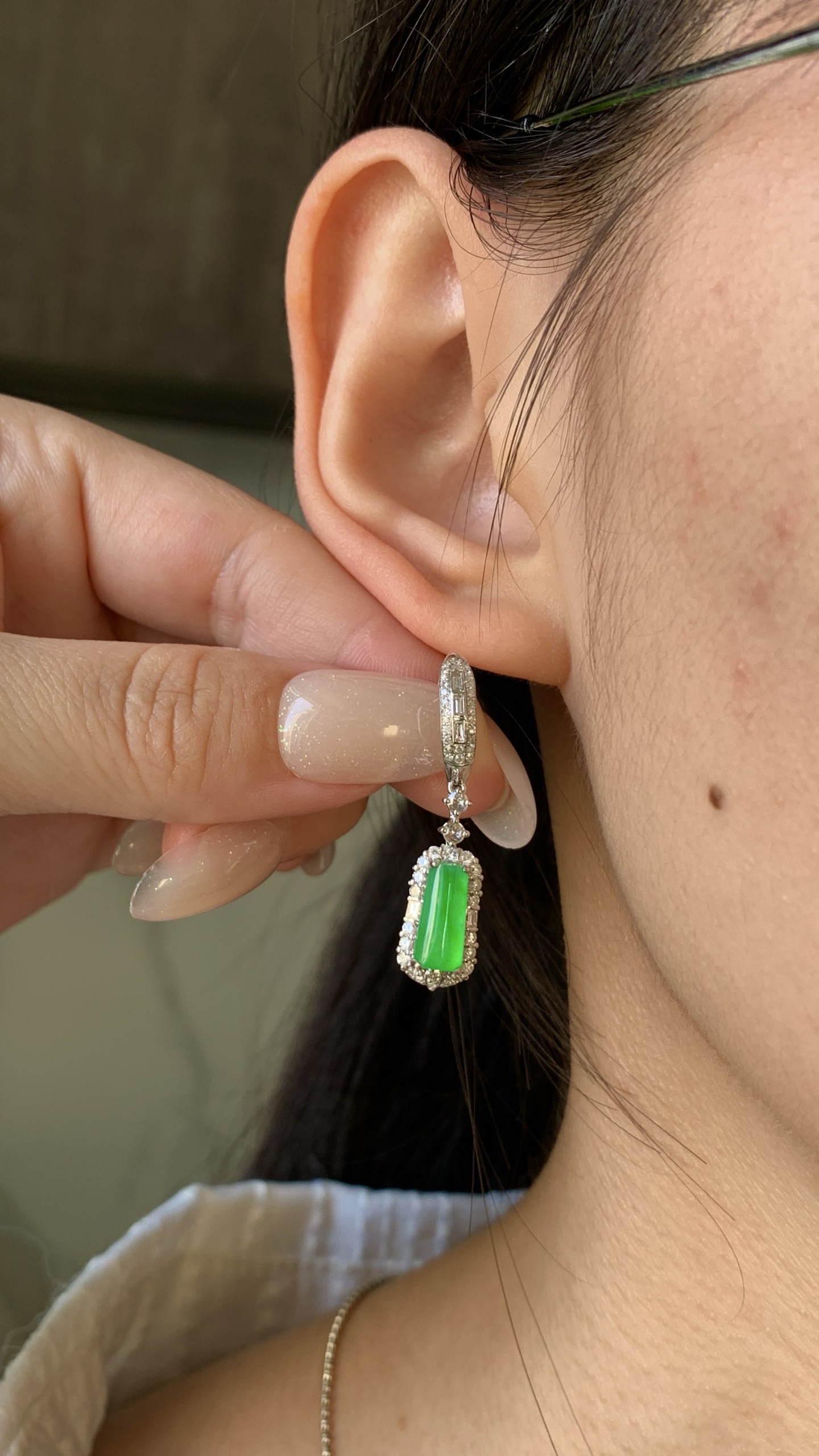 ️，18k金镶嵌马鞍耳坠，飘花灵动，种老细腻形体佳，尺寸：成品：33.4/7.6/5.8，裸石：10.2/4.4，c82426