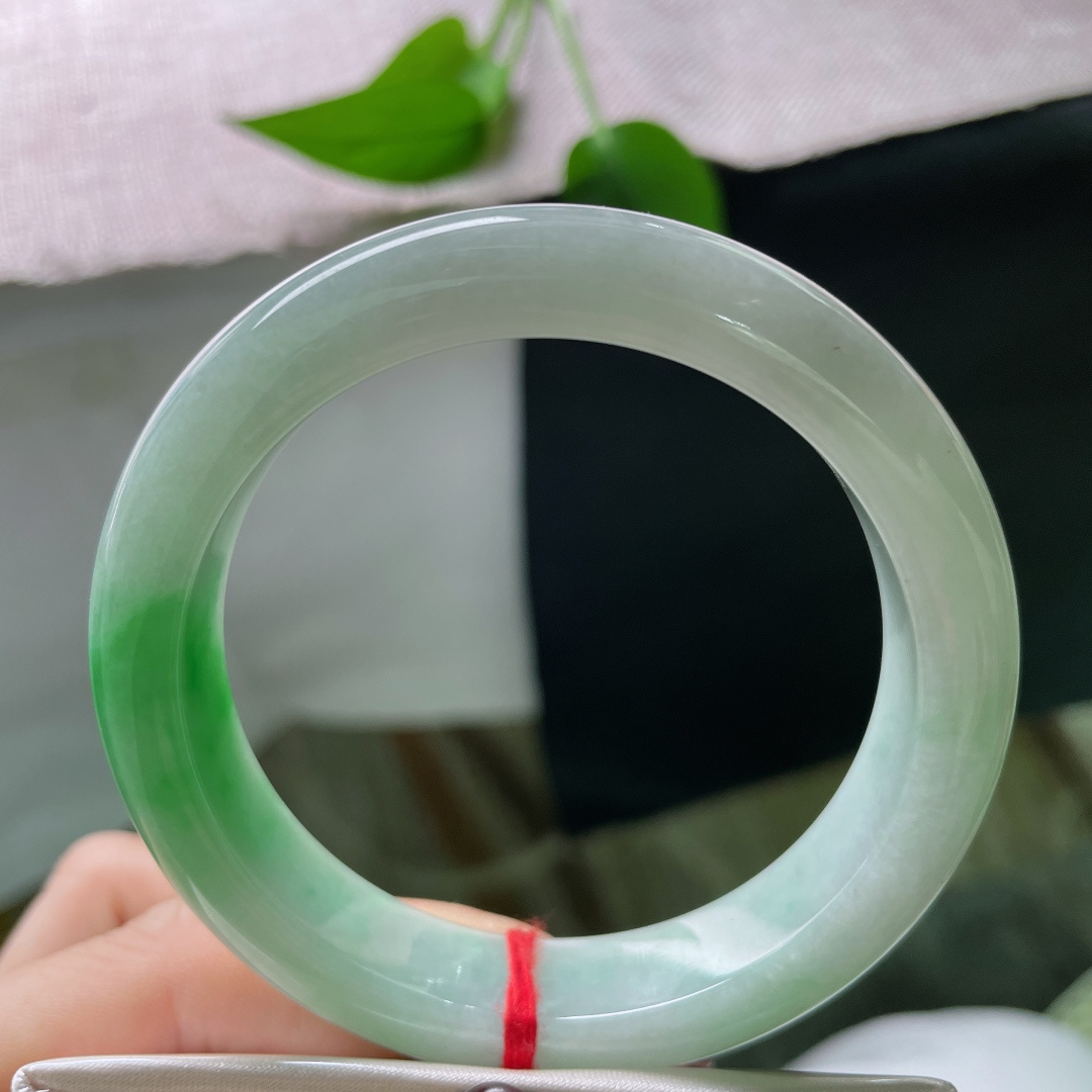 55.8/12.6/8.9飘绿正圈，水润细腻，一抹翠色伊人，甜美，优雅大方，有棉线，ss57203a