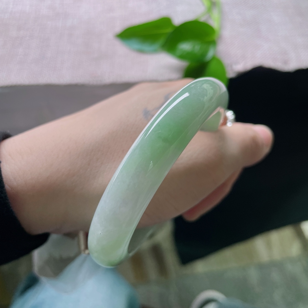 58/12.1/8.9，浅绿底正圈，水润细腻，不漂不浮，如一池春潭，洒金，无裂，ss50089a