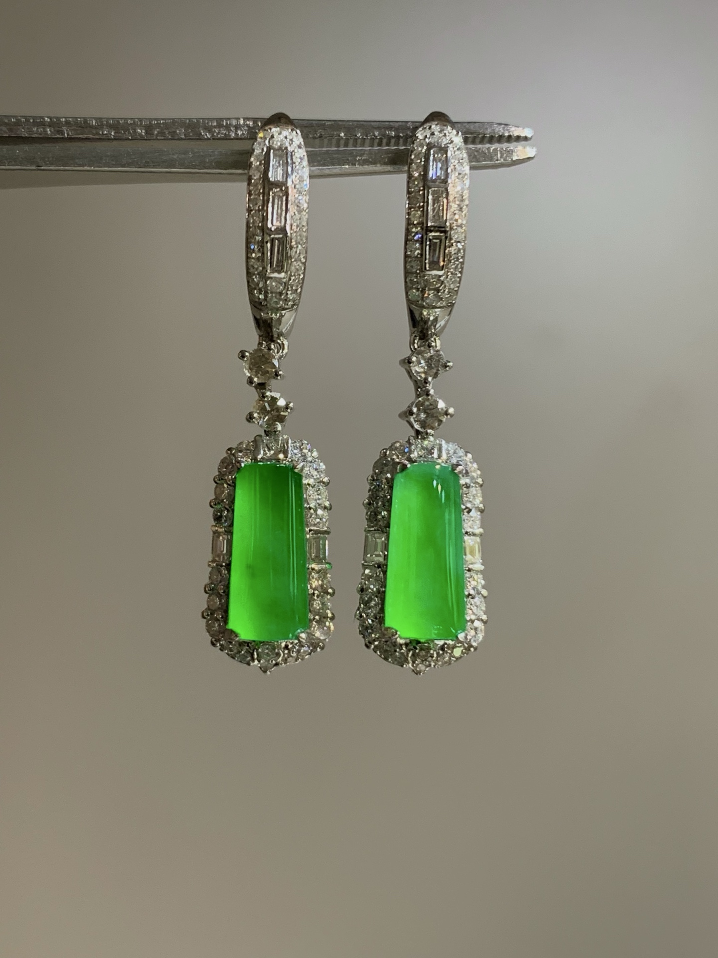 ️，18k金镶嵌马鞍耳坠，飘花灵动，种老细腻形体佳，尺寸：成品：33.4/7.6/5.8，裸石：10.2/4.4，c82426