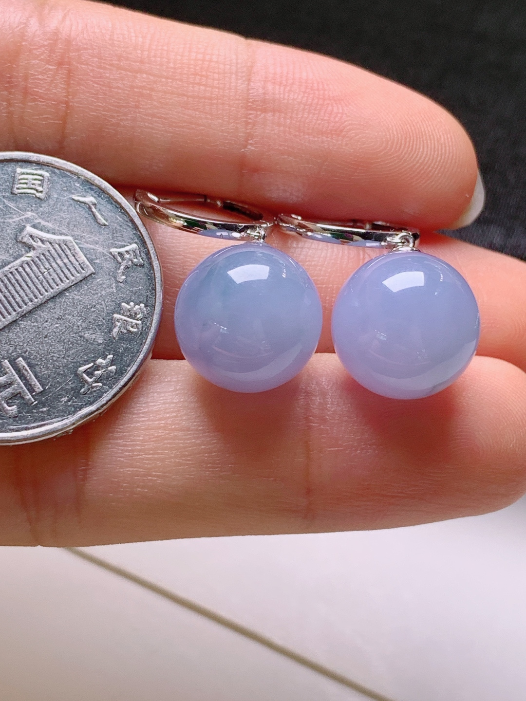 耳坠，无裂，色正饱满，裸石11.8