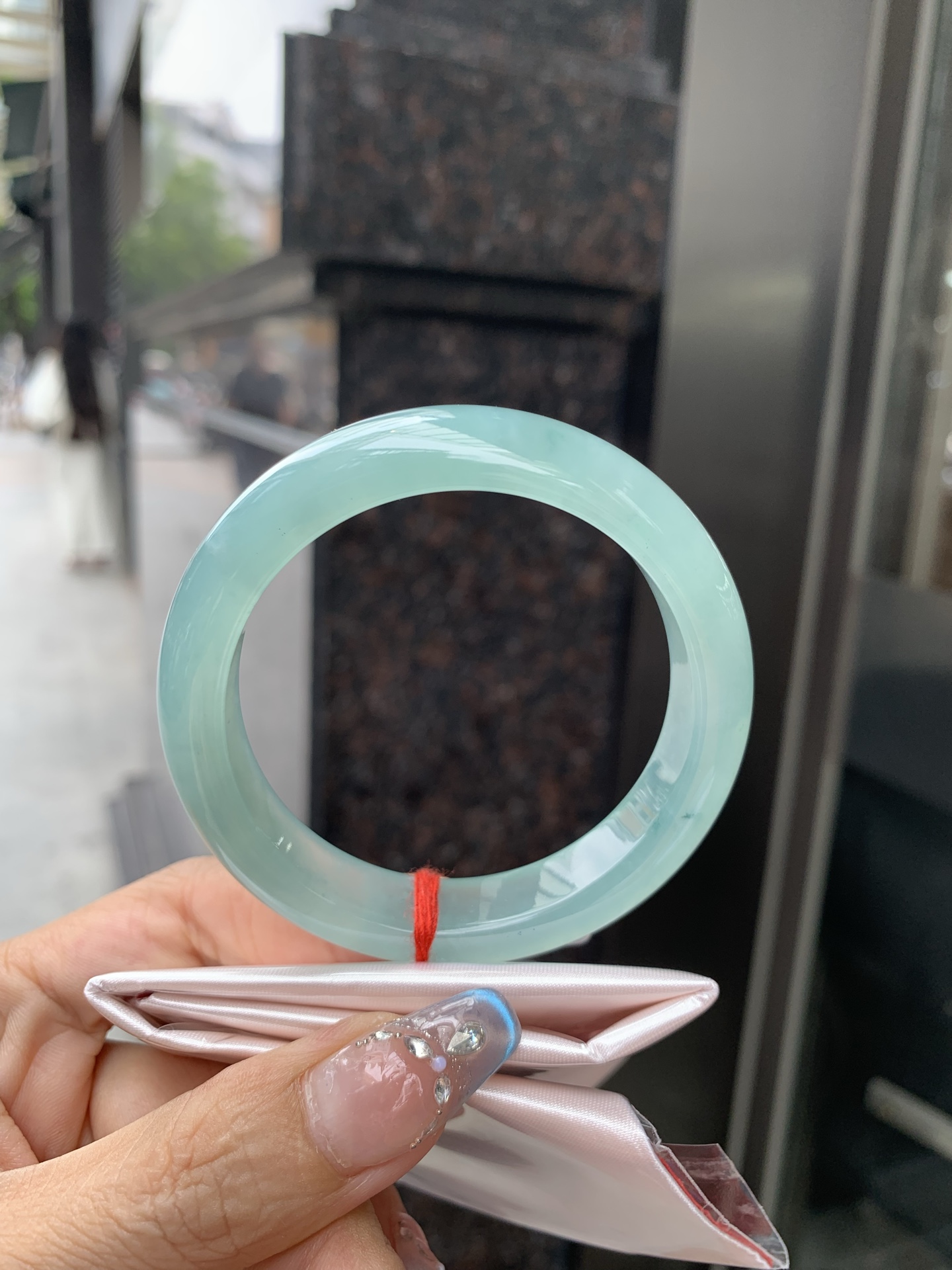 冰晴正圈，54.2/8.2/12，0427-N555，打灯棉线，底妆冰透水润，满圈淡雅晴绿，像初春嫩芽落入清泉，均匀柔和，抬眼就是一片宁静感