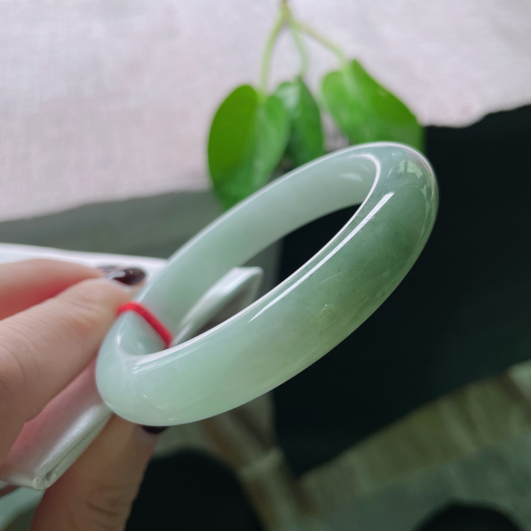 56.1/11.6/7.9，油绿底正圈，青白配色，撞色撩人，水润，细腻，无裂，ss49194a