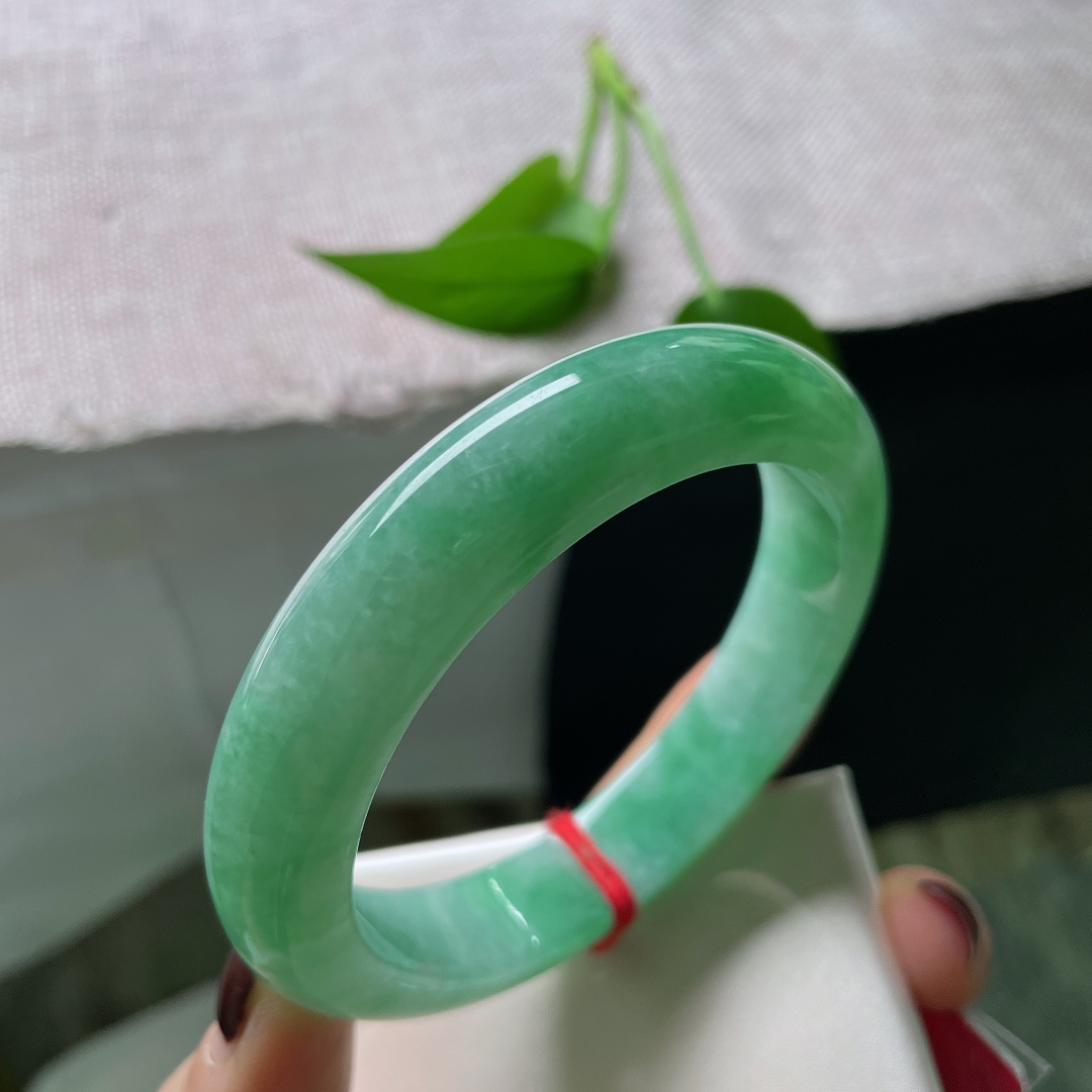 59.5/13/8.8，绿底，水润，细腻，贵气，耐看，甜美，优雅，贵气，耐看，一点棉线，ss51675a