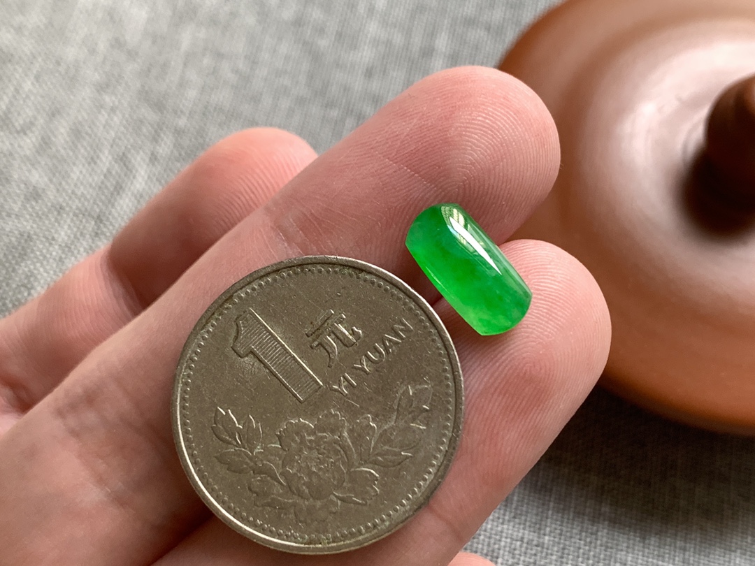️ 冰种阳绿马鞍，色泽青翠漂亮，起光感行家货，无裂，尺寸12.6/6.2/4