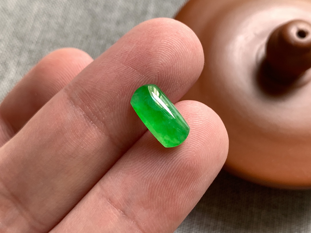 ️ 冰种阳绿马鞍，色泽青翠漂亮，起光感行家货，无裂，尺寸12.6/6.2/4