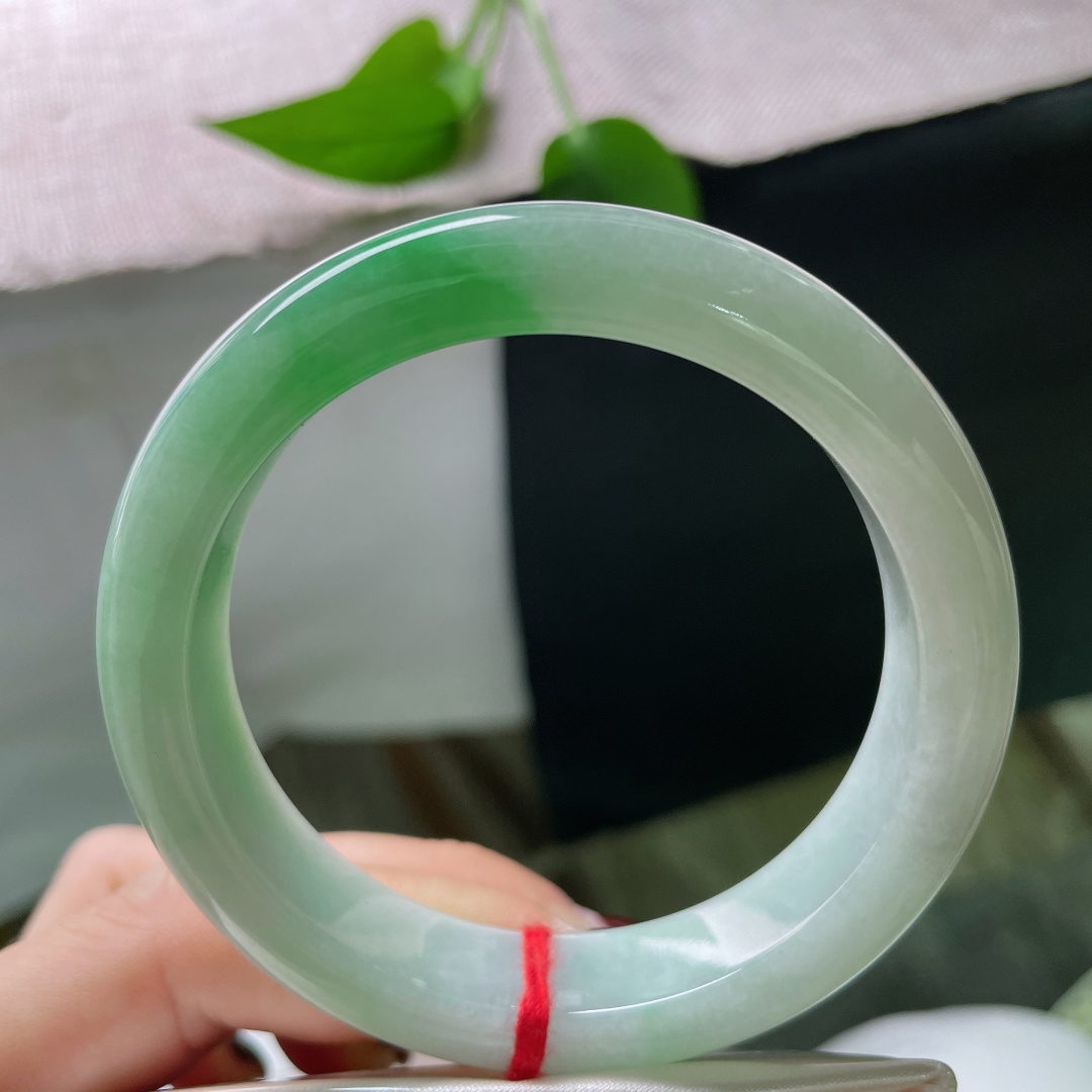 55.8/12.6/8.9飘绿正圈，水润细腻，一抹翠色伊人，甜美，优雅大方，有棉线，ss57203a