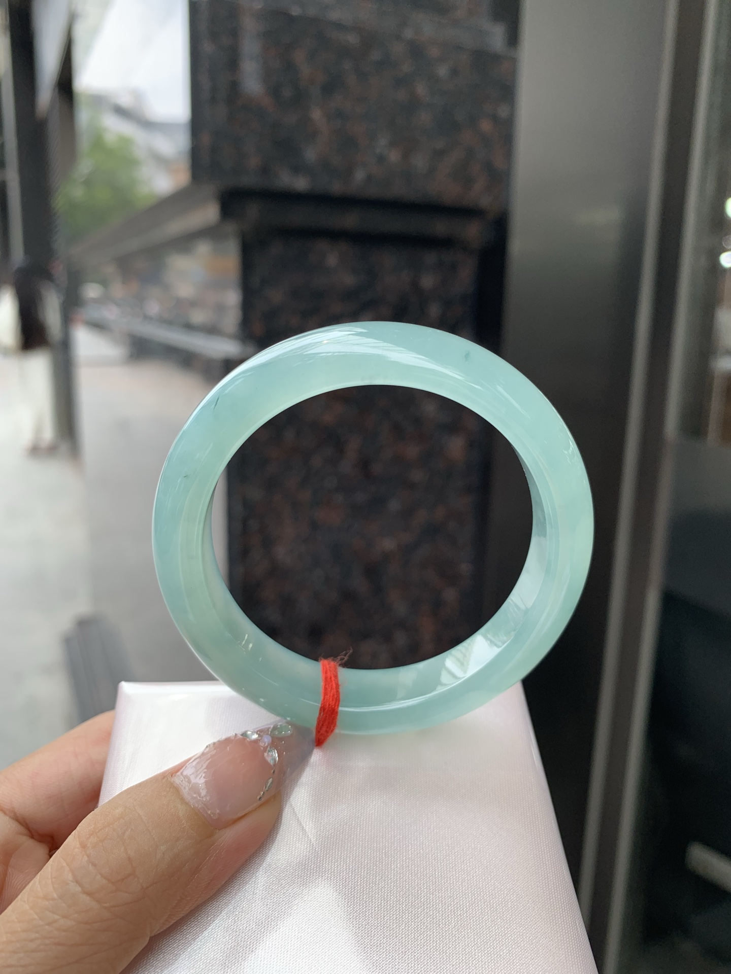 冰晴正圈，54.2/8.2/12，0427-N555，打灯棉线，底妆冰透水润，满圈淡雅晴绿，像初春嫩芽落入清泉，均匀柔和，抬眼就是一片宁静感