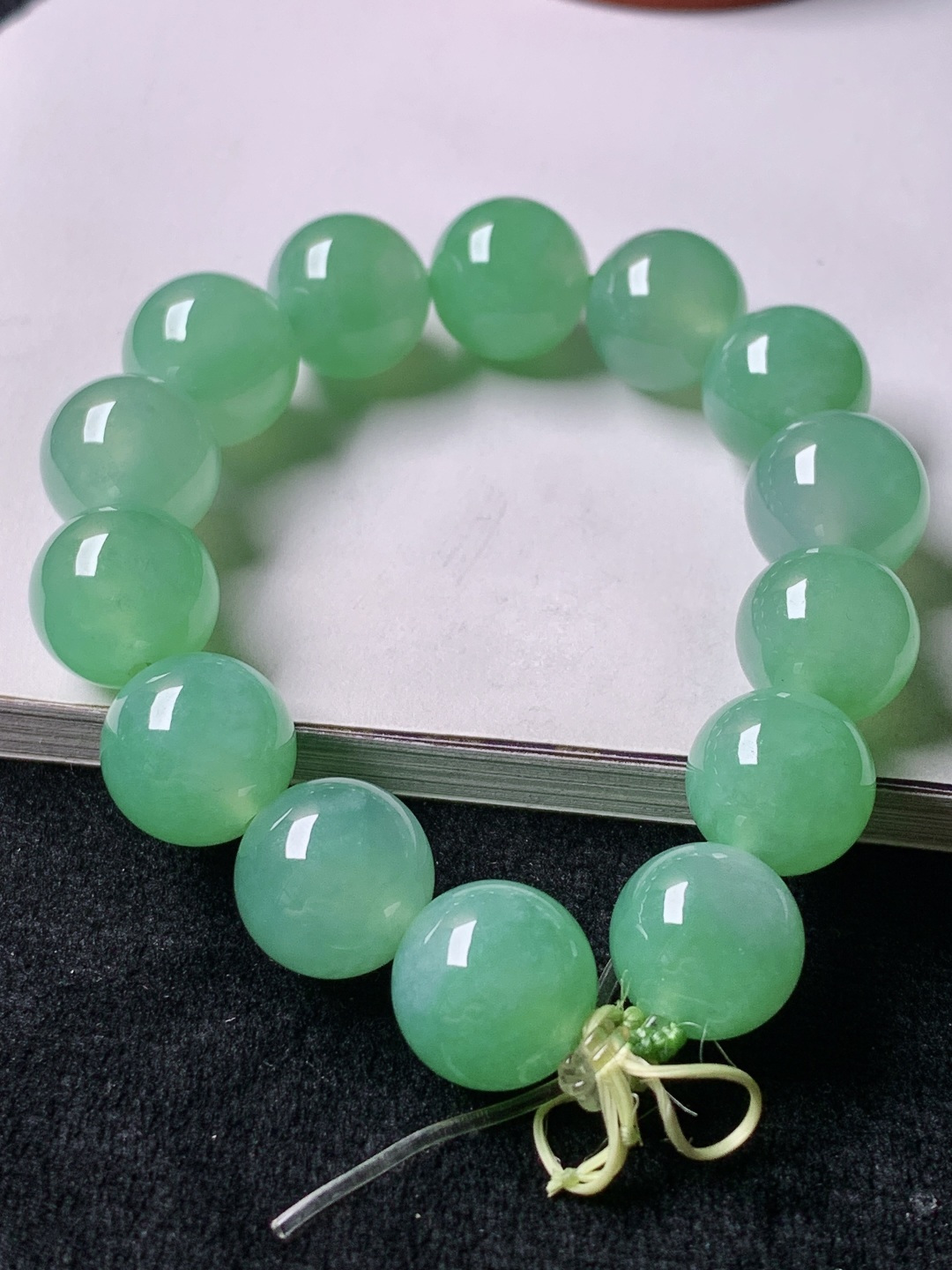 ️冰绿手链，色泽浓艳，尺寸13.3/14.2共14颗