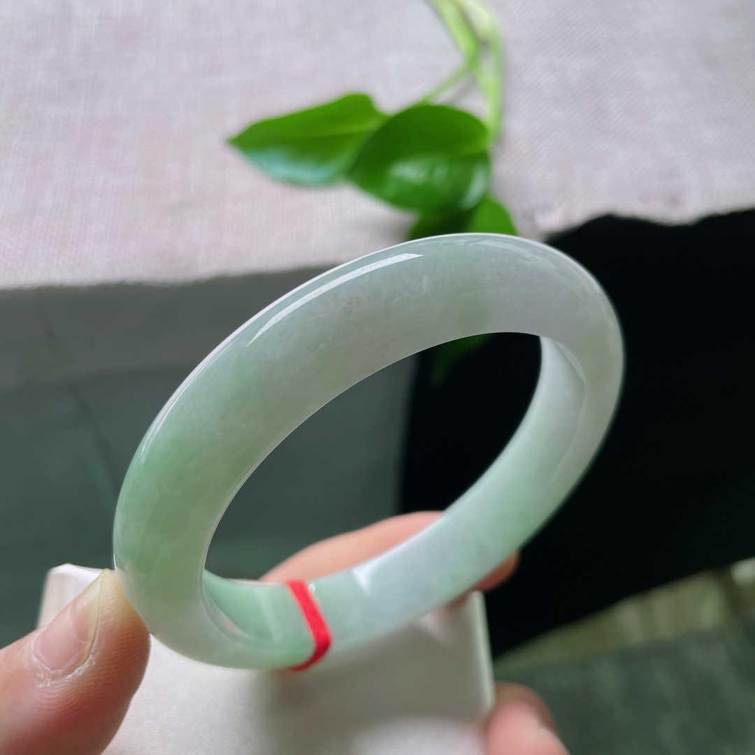 58/12.1/8.9，浅绿底正圈，水润细腻，不漂不浮，如一池春潭，洒金，无裂，ss50089a