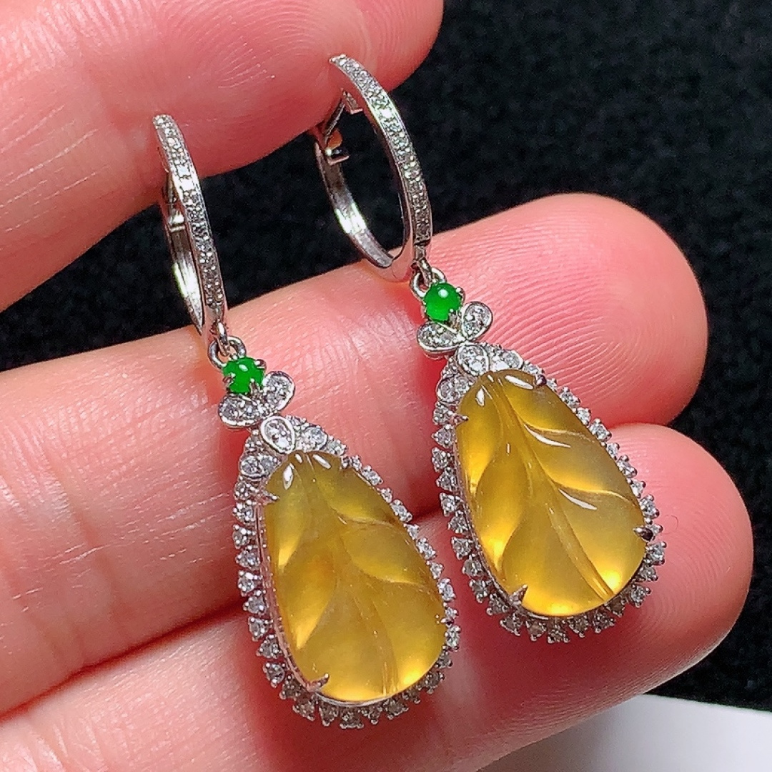 ️18k金镶嵌冰种黄翡金枝玉叶耳坠，种老水头好，又冰又润，饱满无裂：35.5/11.6/6.6mm裸石：14.4/8.8/2.1mm，编号