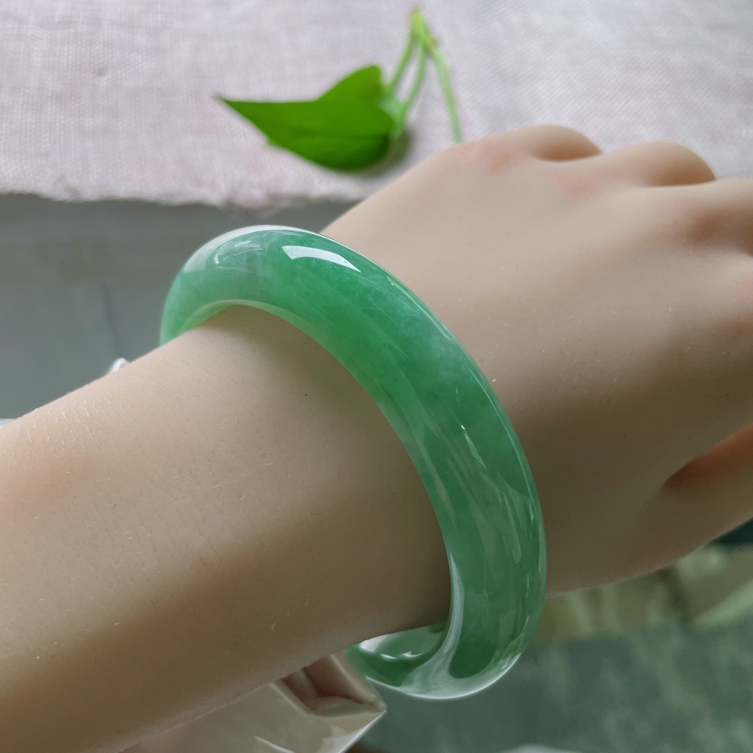 59.5/13/8.8，绿底，水润，细腻，贵气，耐看，甜美，优雅，贵气，耐看，一点棉线，ss51675a