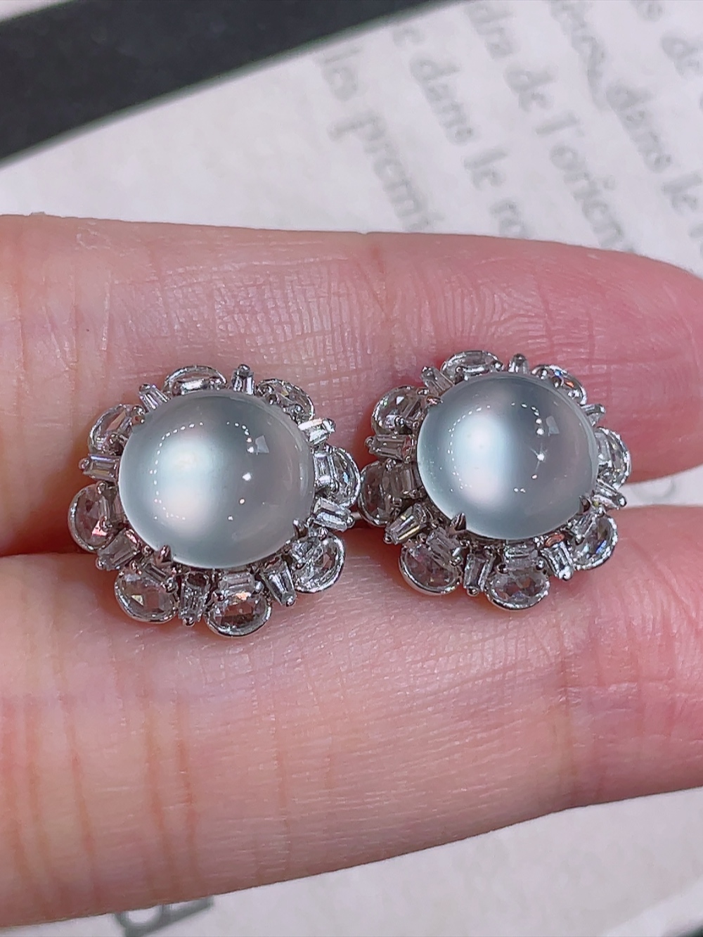 ️高冰玻璃种大鸽子蛋耳包，无裂，18k金镶嵌，种水，重金镶嵌，南非钻镶，厚装饱满，荧光四射，刚性十足，高端大气，性比高13.5/13.0/8.8，裸石8.6/8.2