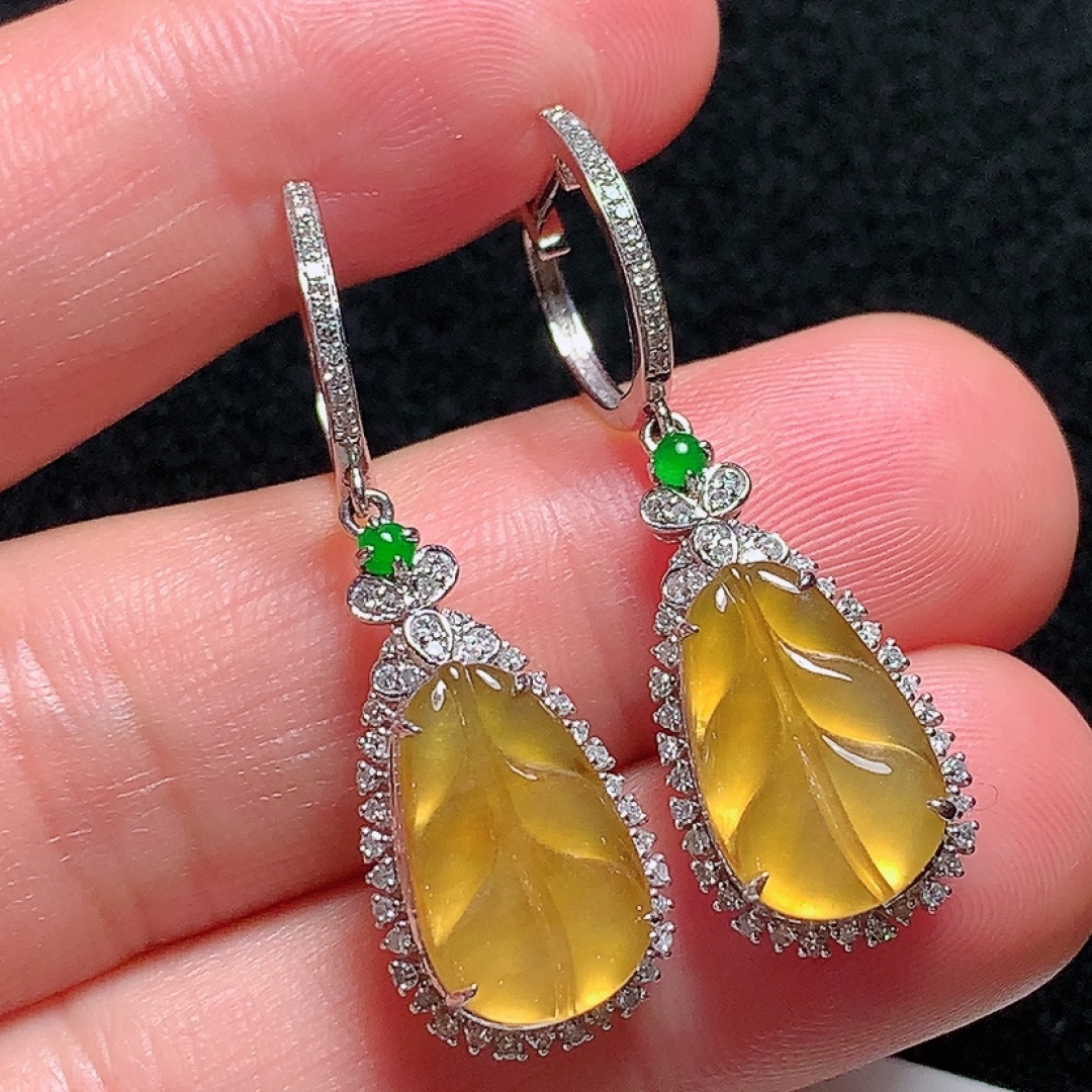 ️18k金镶嵌冰种黄翡金枝玉叶耳坠，种老水头好，又冰又润，饱满无裂：35.5/11.6/6.6mm裸石：14.4/8.8/2.1mm，编号