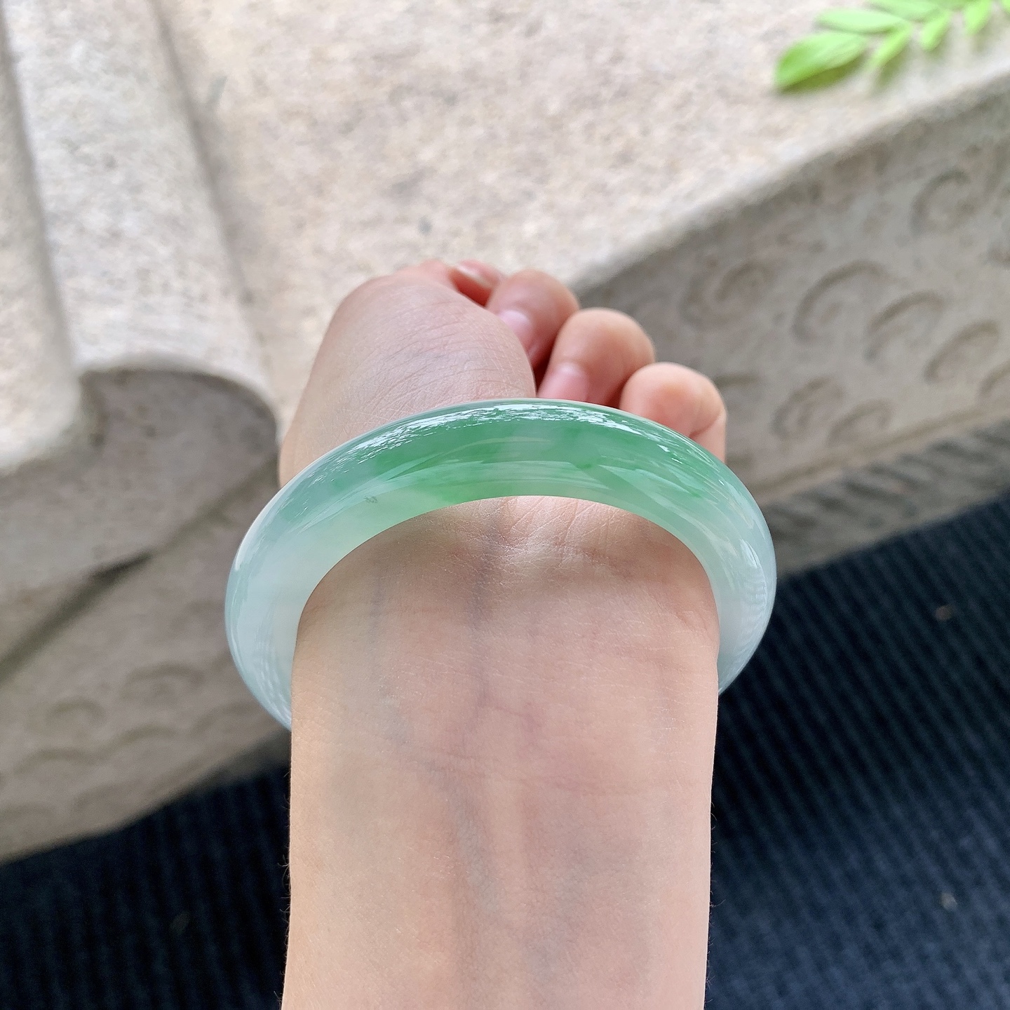 正圈52 53 圈口53.7/10/9 编码A1042827 描述冰糯飘绿，水润，种老，细腻，打灯有棉线