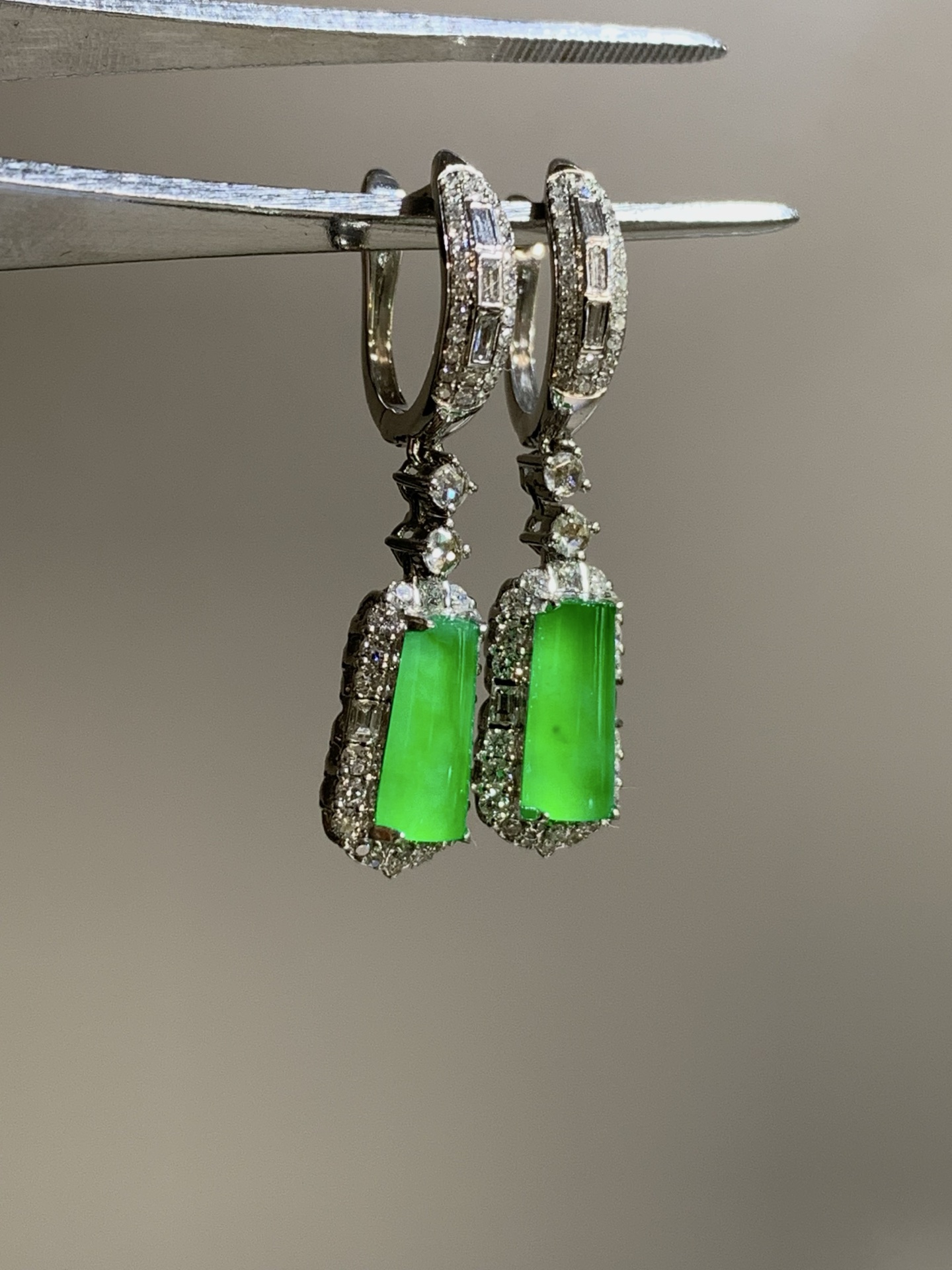 ️，18k金镶嵌马鞍耳坠，飘花灵动，种老细腻形体佳，尺寸：成品：33.4/7.6/5.8，裸石：10.2/4.4，c82426