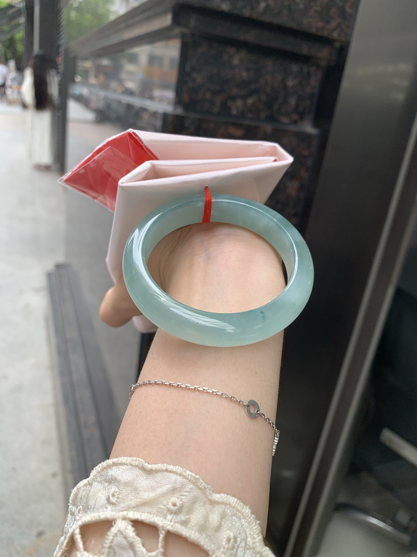 冰晴正圈，54.2/8.2/12，0427-N555，打灯棉线，底妆冰透水润，满圈淡雅晴绿，像初春嫩芽落入清泉，均匀柔和，抬眼就是一片宁静感