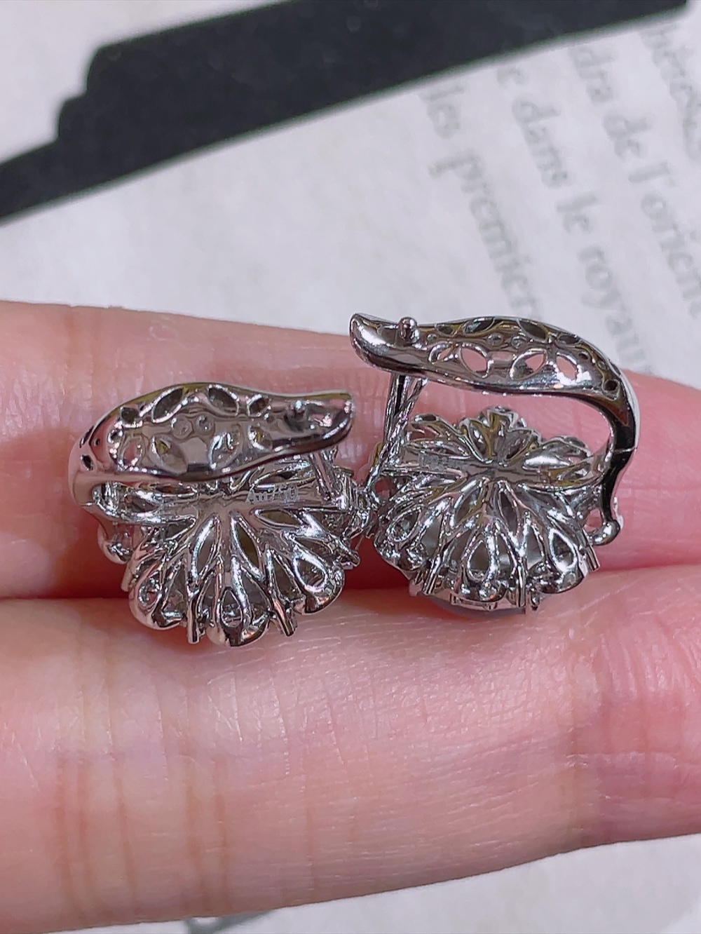 ️高冰玻璃种大鸽子蛋耳包，无裂，18k金镶嵌，种水，重金镶嵌，南非钻镶，厚装饱满，荧光四射，刚性十足，高端大气，性比高13.5/13.0/8.8，裸石8.6/8.2