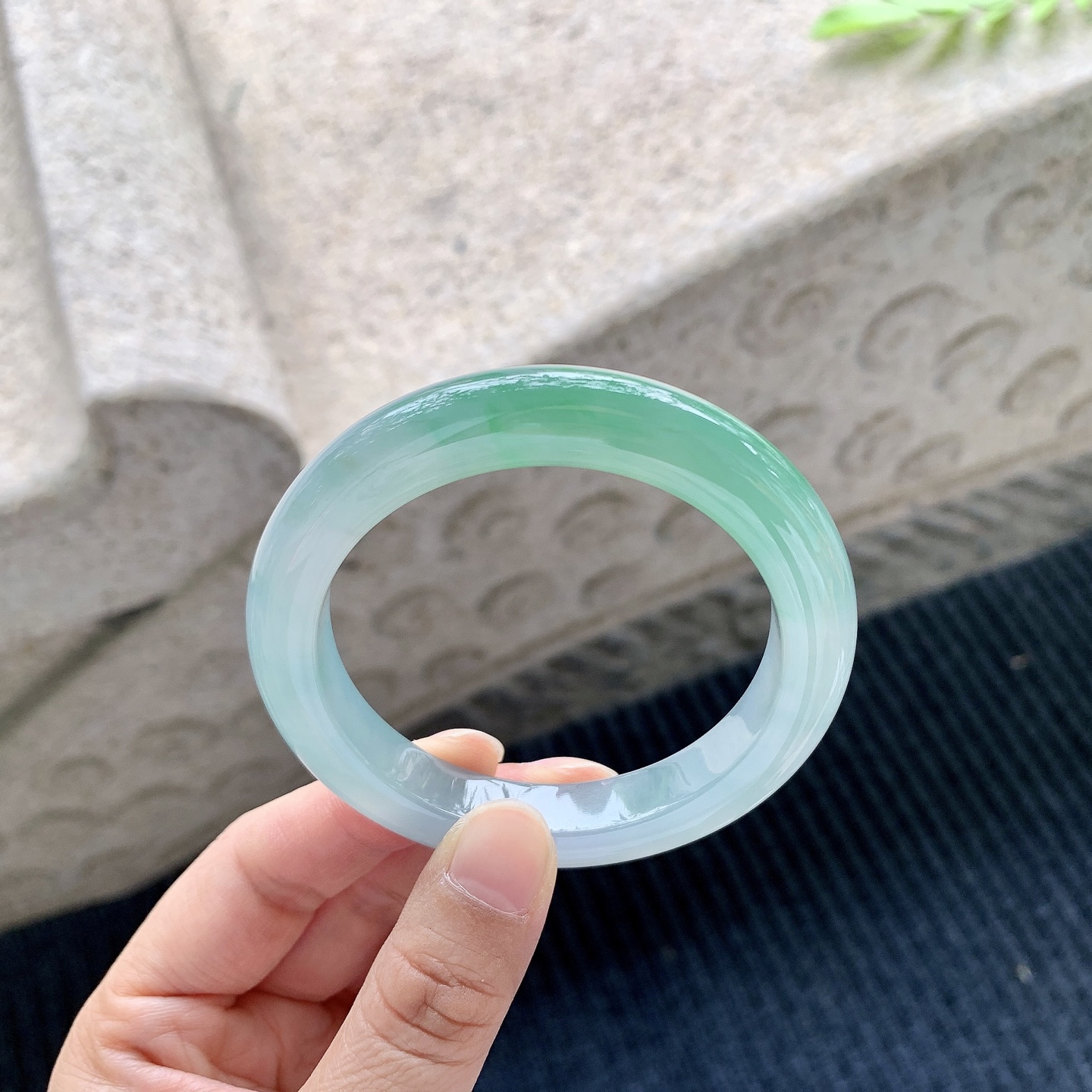 正圈52 53 圈口53.7/10/9 编码A1042827 描述冰糯飘绿，水润，种老，细腻，打灯有棉线