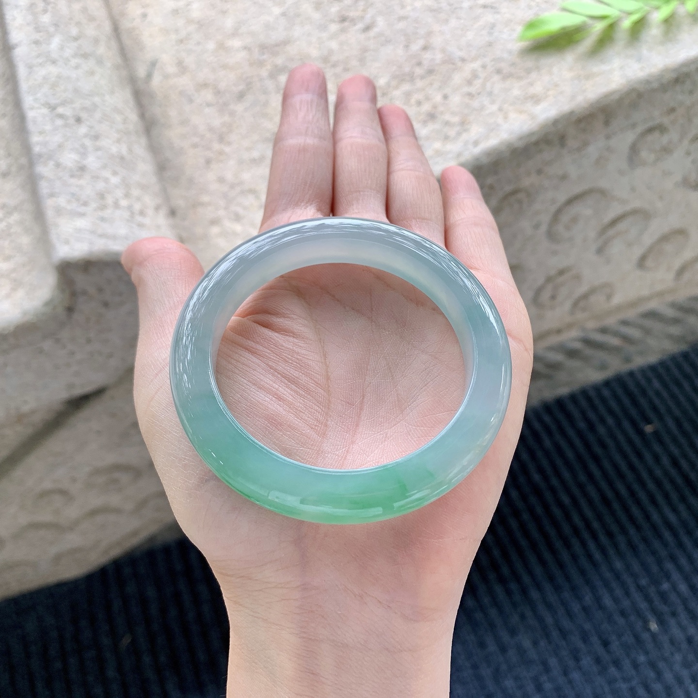 正圈52 53 圈口53.7/10/9 编码A1042827 描述冰糯飘绿，水润，种老，细腻，打灯有棉线