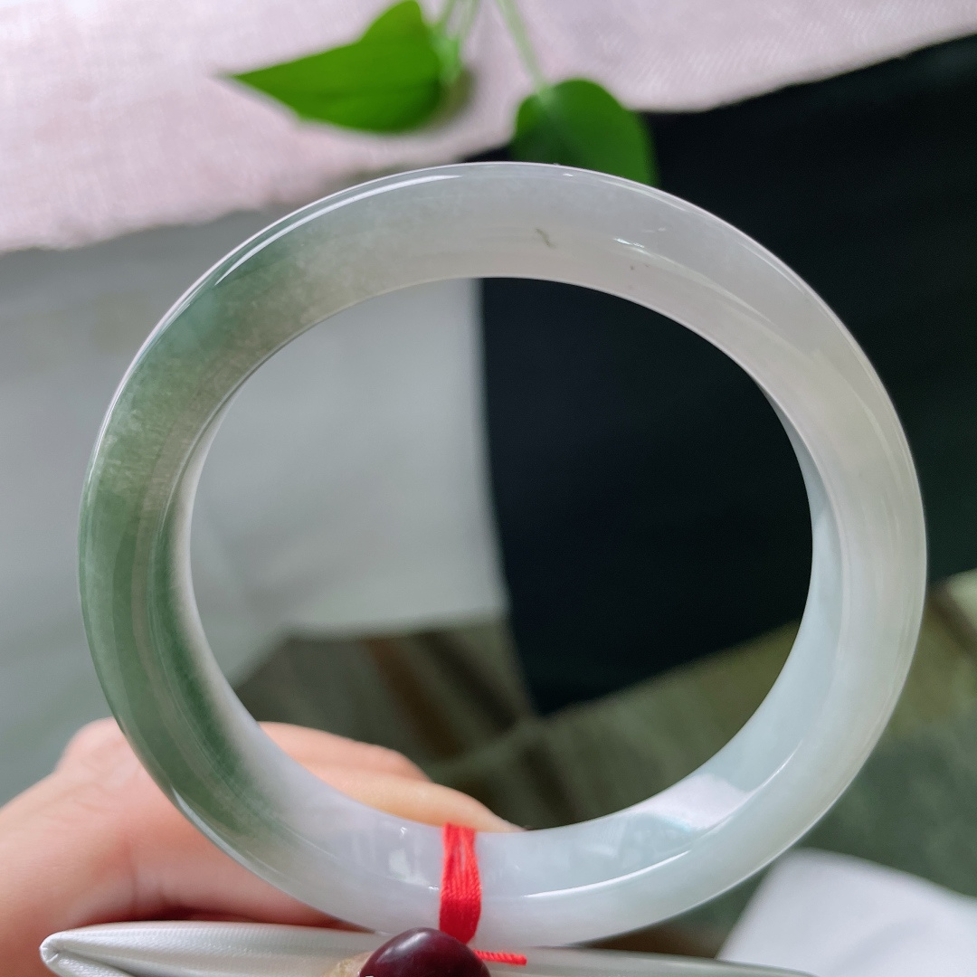 57.4/11/7.6，油绿底正圈，青白配色，一缕月白，染就一身清辉。无裂，ss51571a