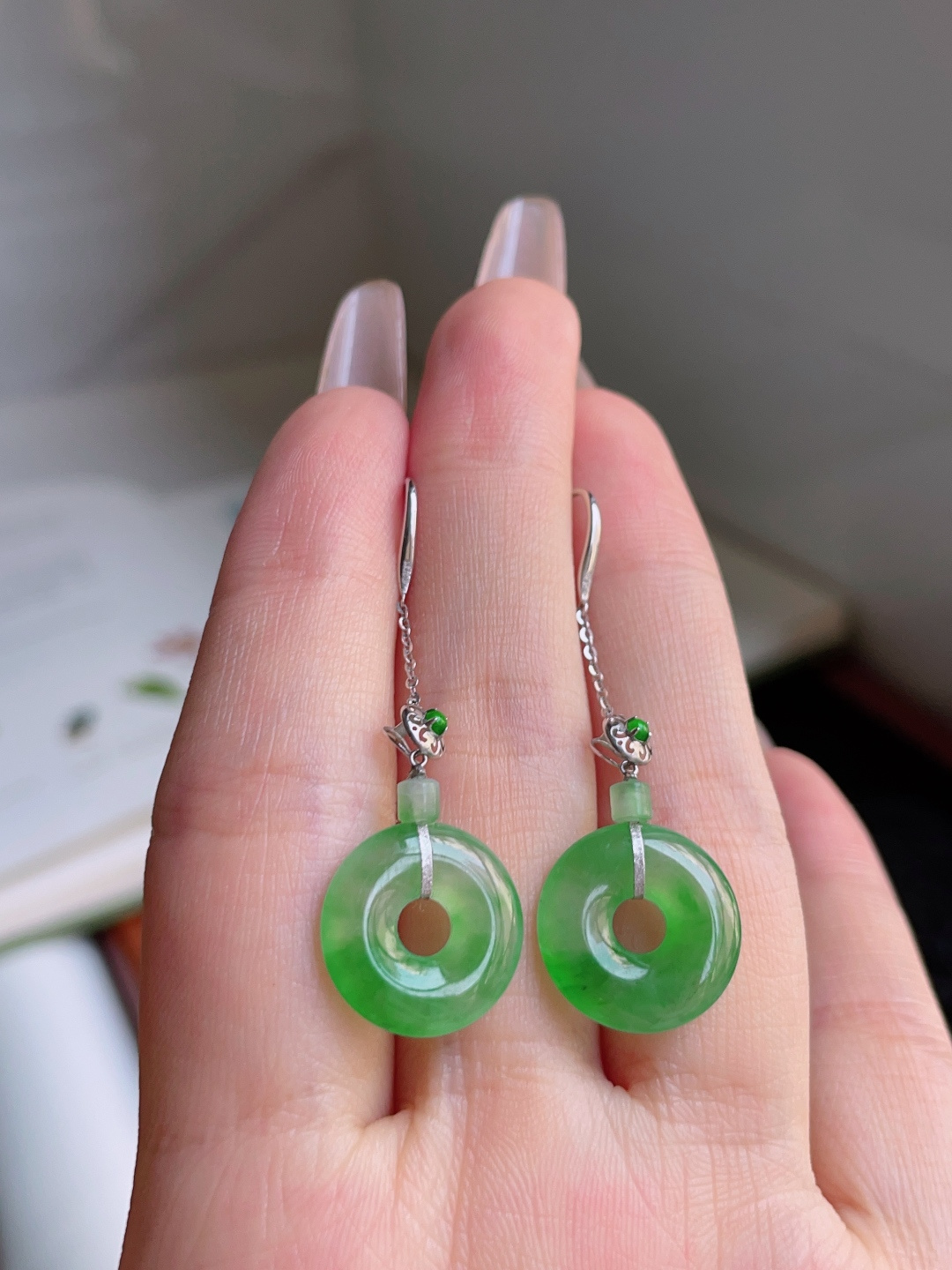 ️ 冰绿甜甜圈耳坠，色泽鲜艳，种老水润，18k金镶嵌，尺寸45.5/14.4/2.7