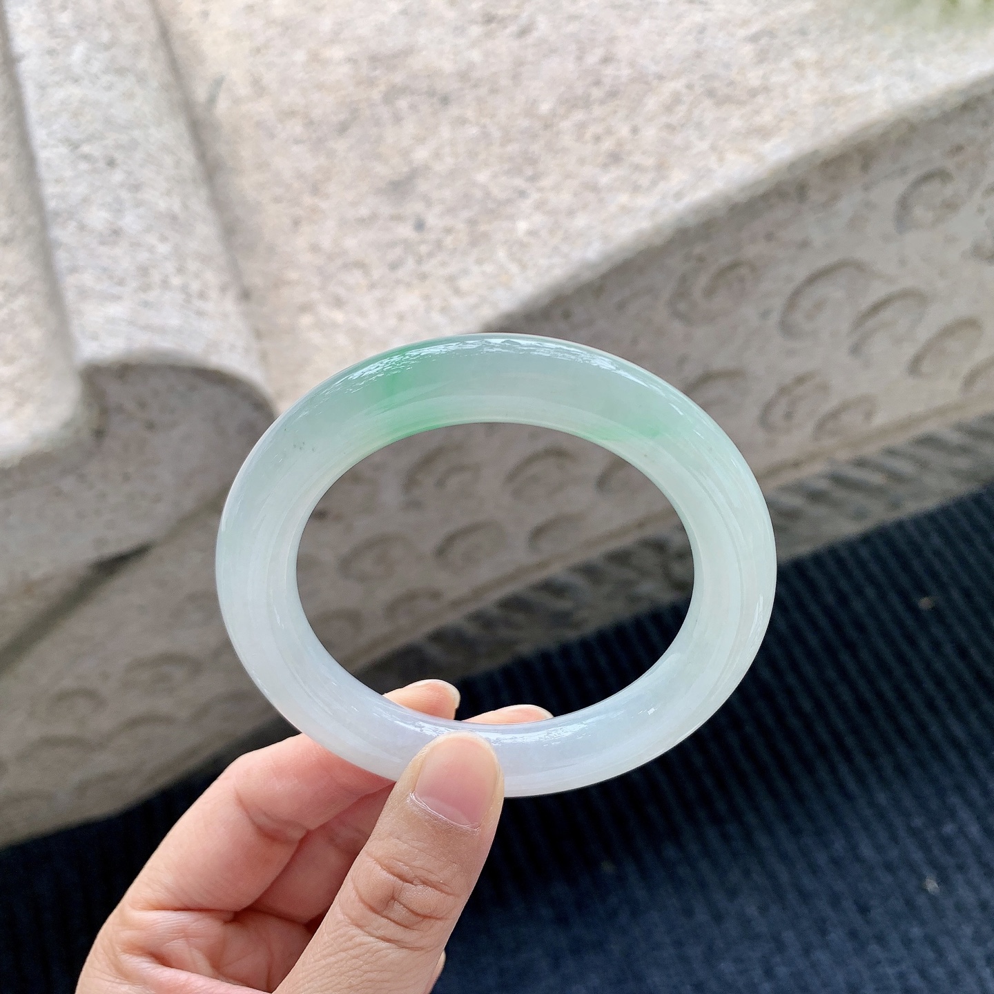 圆条55 56 【圈口】56.9/11.1/10.9 【编码】BA051361 【描述】糯冰飘绿，水润，种老，细腻，有棉纹