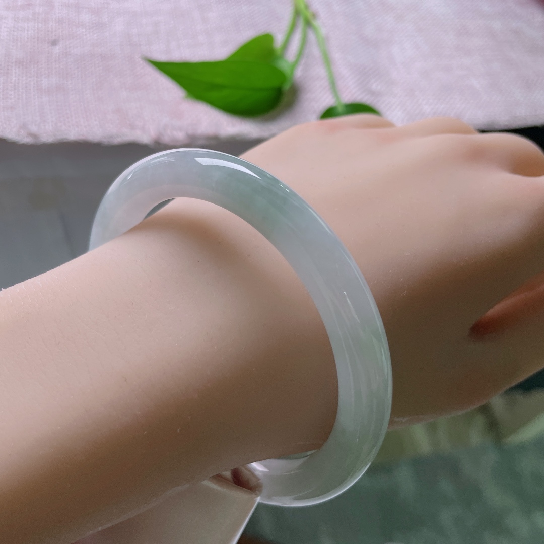 60//9，浅绿底圆条，大圈口，水润细腻，佩戴温柔又优雅，皮纹，ss50358a