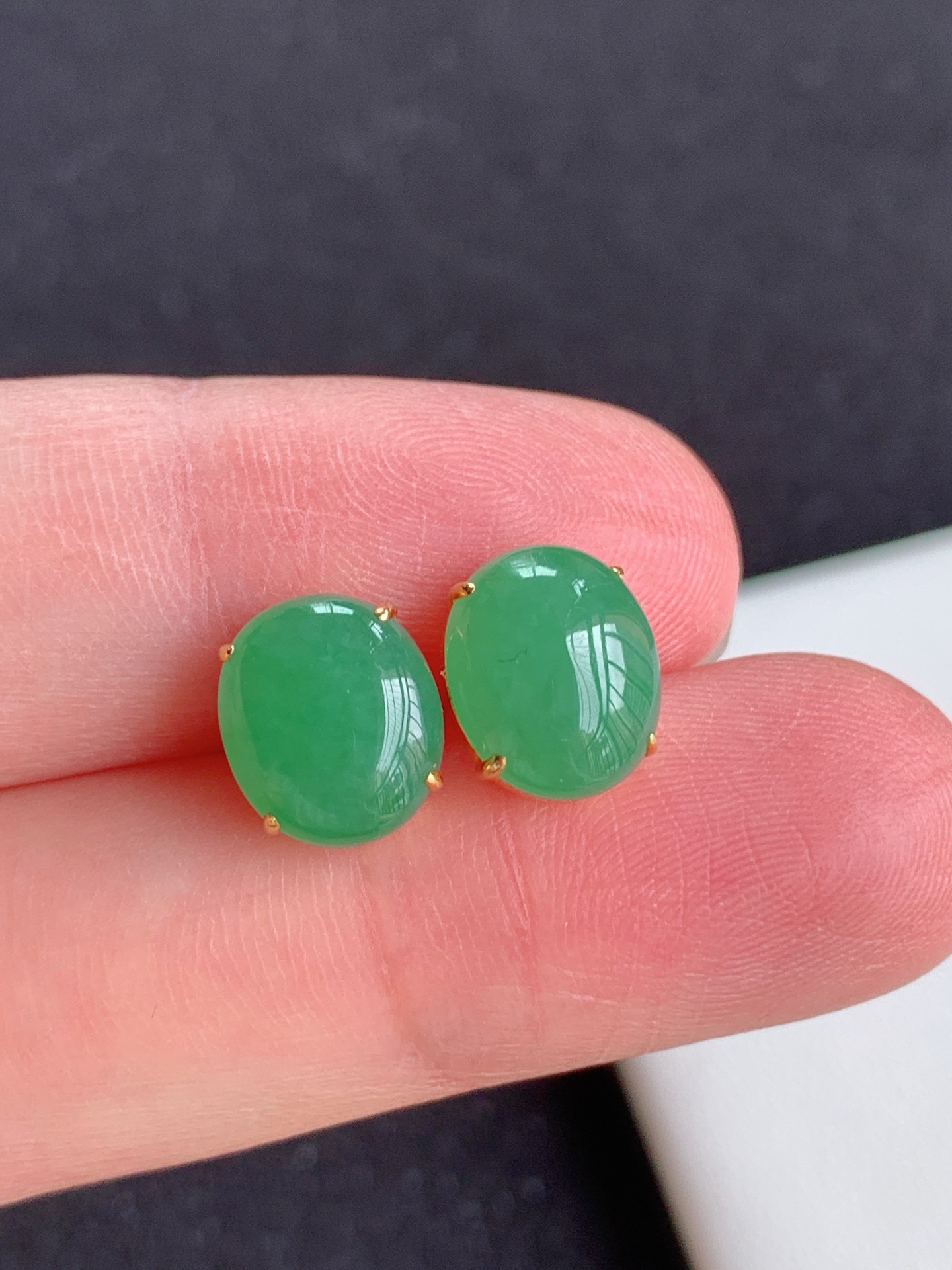 ️，18k镶嵌冰晴耳钉，无裂，裸石尺寸：9.8/8.3/4.7