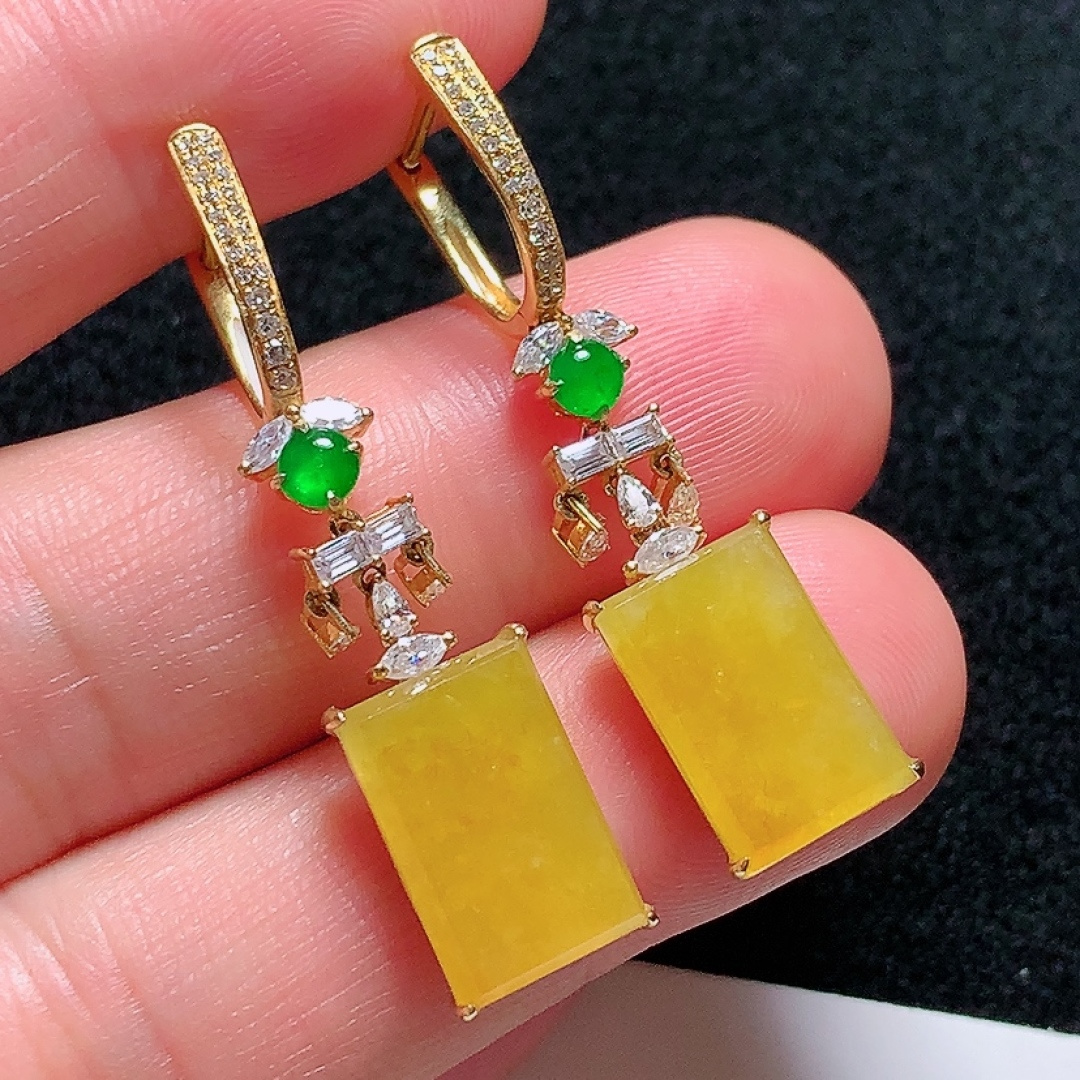 ️18k金镶嵌冰种黄翡无事牌耳坠，种老水头好，又冰又润，饱满无裂：40.2/8.8/4.5mm裸石：13.6/9/2.7mm，编号