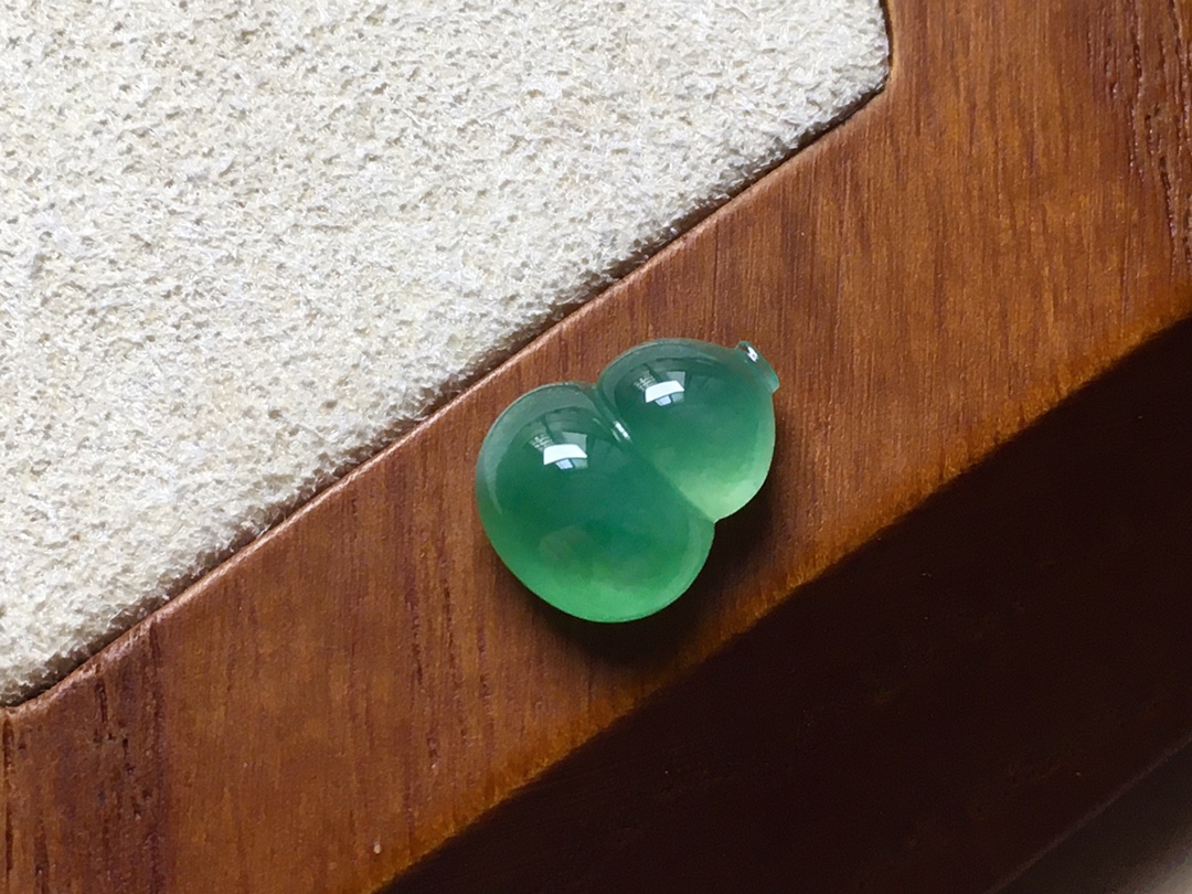 ️ 冰绿葫芦，底色青翠漂亮，厚实讨喜，无裂，尺寸10.8/8.2/4.5