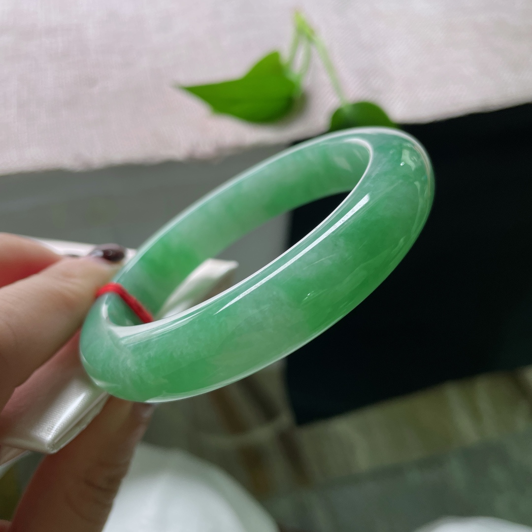 59.5/13/8.8，绿底，水润，细腻，贵气，耐看，甜美，优雅，贵气，耐看，一点棉线，ss51675a