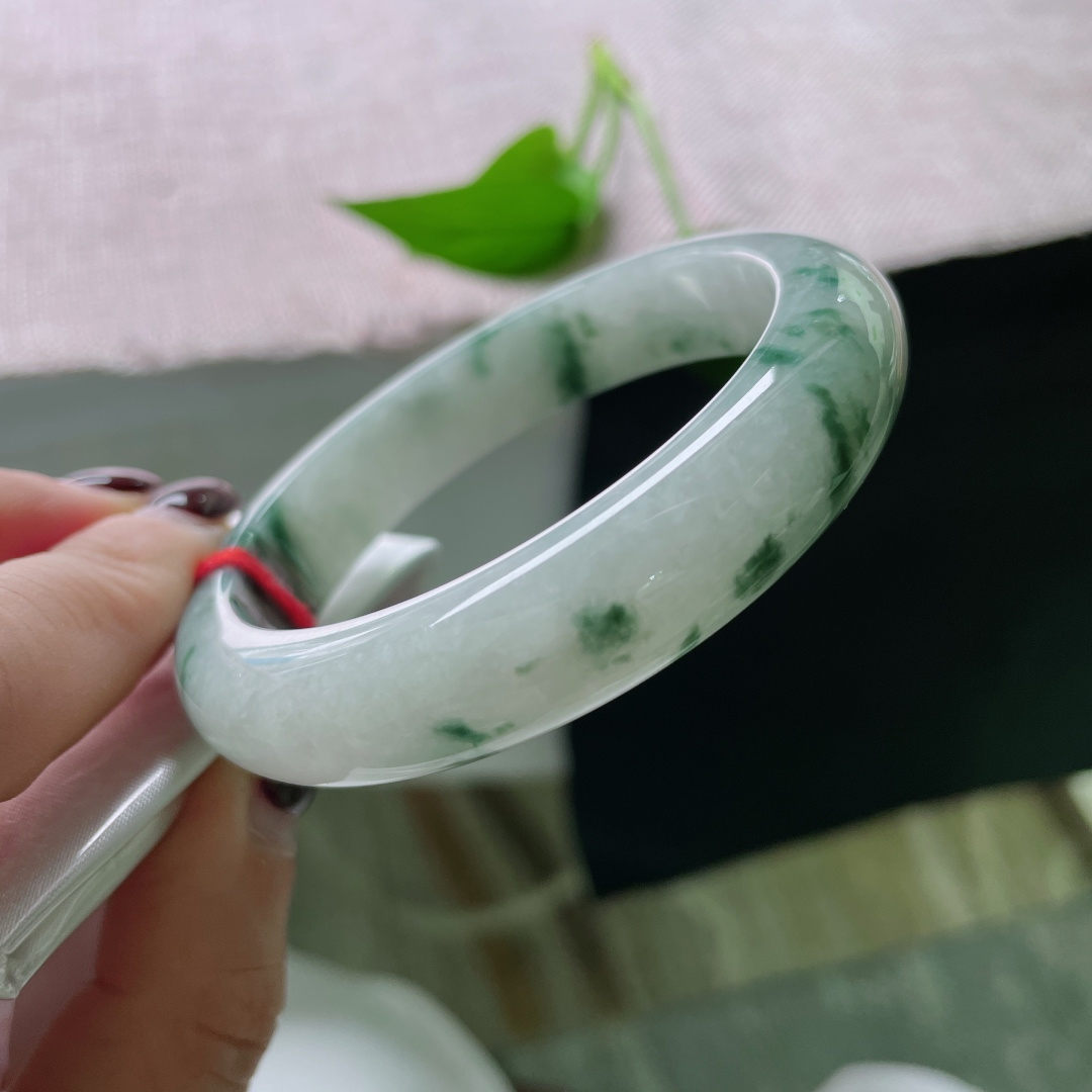 56.6/12.7/8.4，飘花正圈，水润，墨在玉中走，花在水中开。有纹，ss52185a